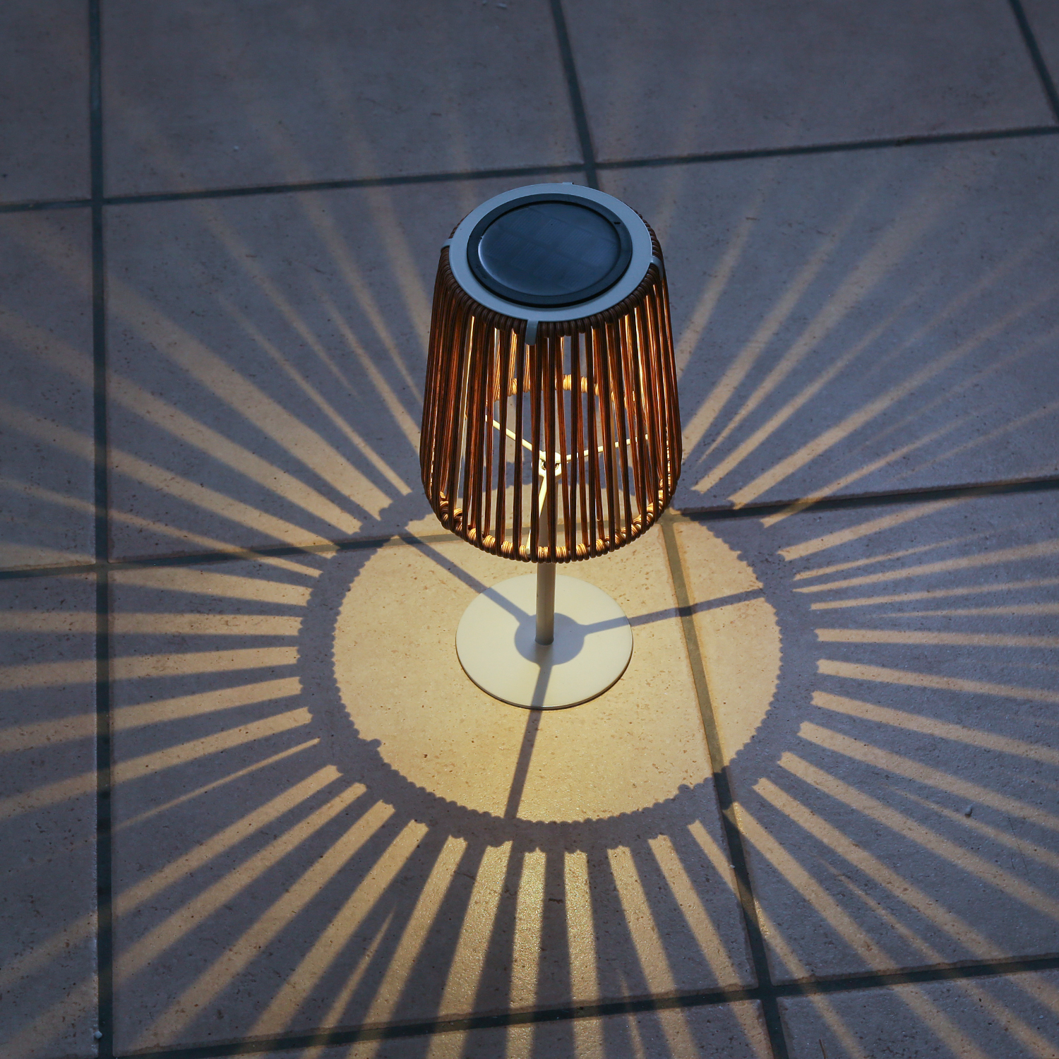 LED Solar Tischleuchte - mit Kunststoffseil - Korboptik - warmweiße LED - H: 19cm - Lichtsensor