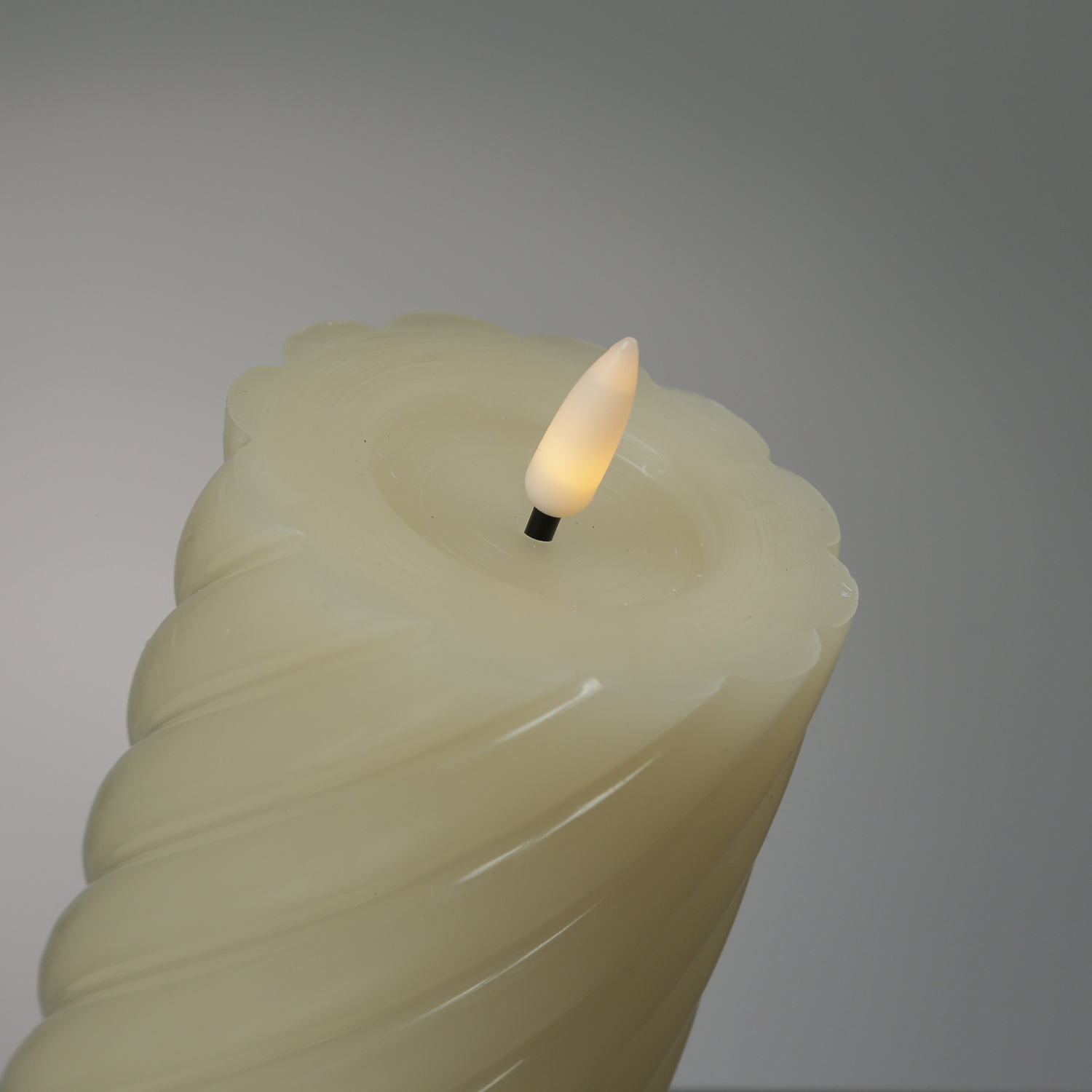 LED Stumpenkerze TWIST - Echtwachs - warmweiße 3D Flamme - H: 17,5cm - Batterie - Timer - creme