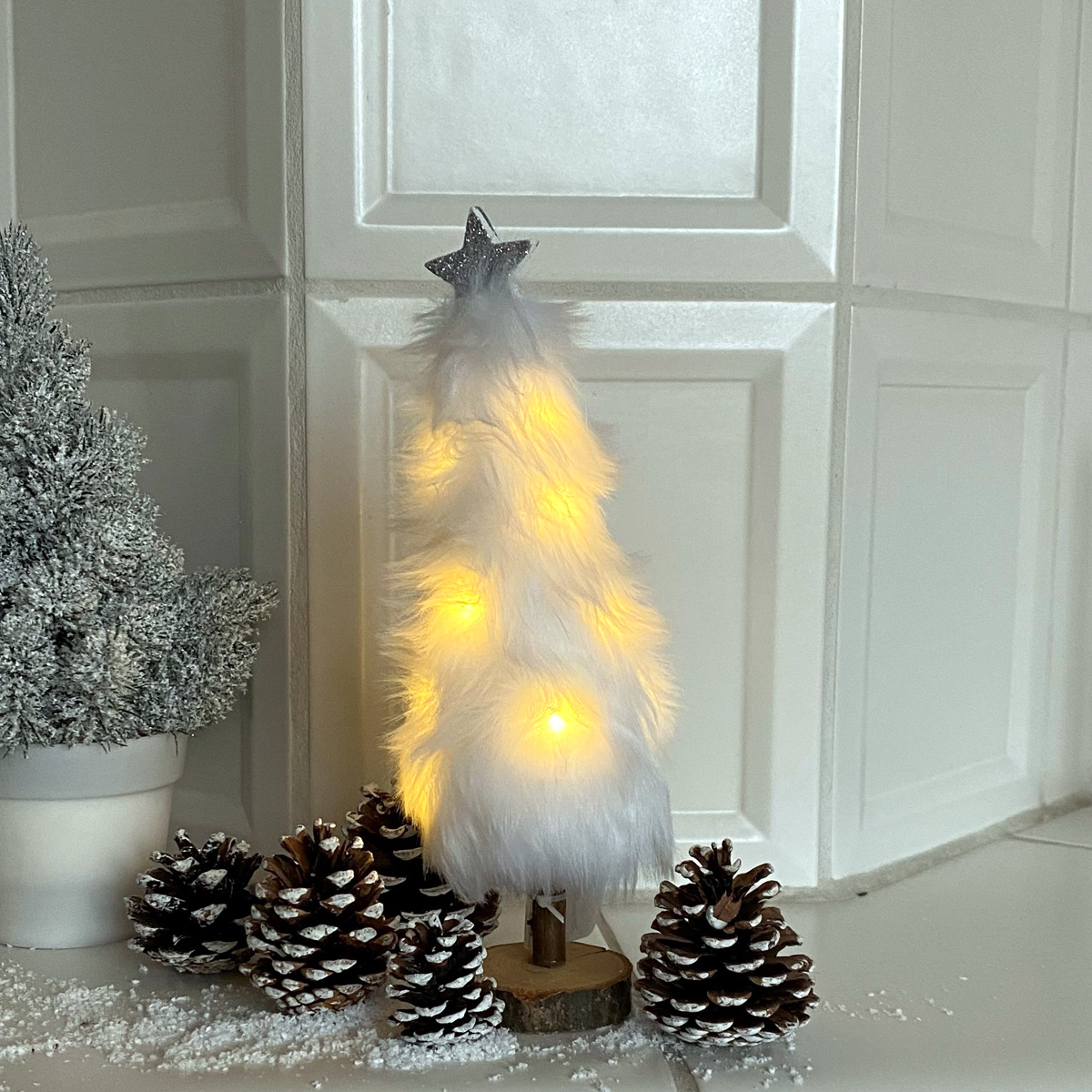 LED Dekobaum PLÜSCH - Holz - Plüschfell - warmweiße LED - Sternspitze - H: 27,5cm - Batterie - weiß