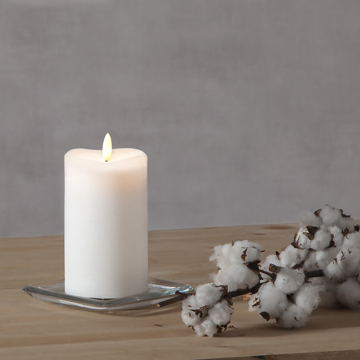 LED Stumpenkerze "Flamme" - Echtwachs - warmweiße Flamme - H: 14cm - Batteriebetrieb - Timer
