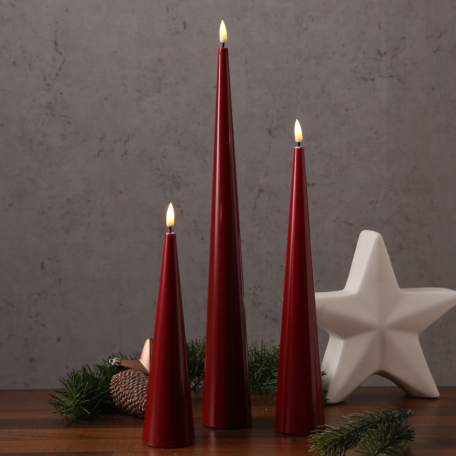 LED Kegelkerze LEA - Echtwachs - realistische 3D Flamme - H: 28cm - Batteriebetrieb - bordeauxrot