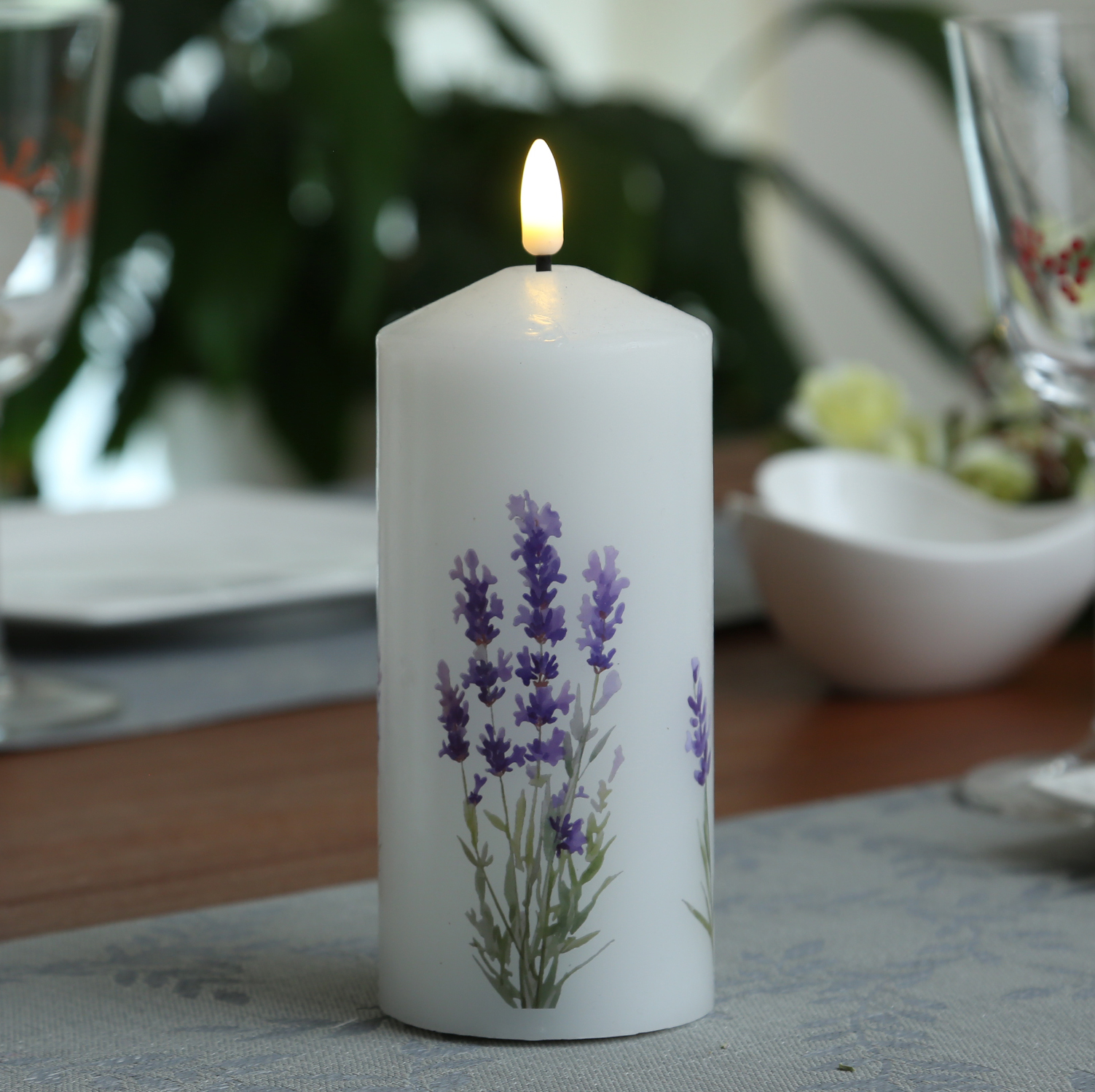 LED Kerze mit Lavendel Motiv - Echtwachs - H: 18,5cm - D: 7cm - Batteriebetrieb - Timer