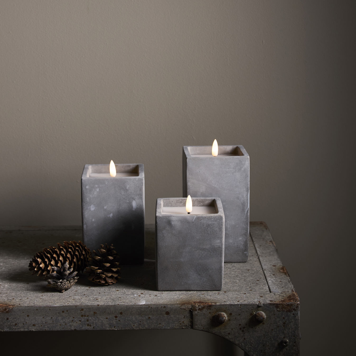 LED Kerze Flamme in Betontoptik - Zement/Echtwachs - flackernde 3D Flamme - Timer - H: 11,5cm - grau
