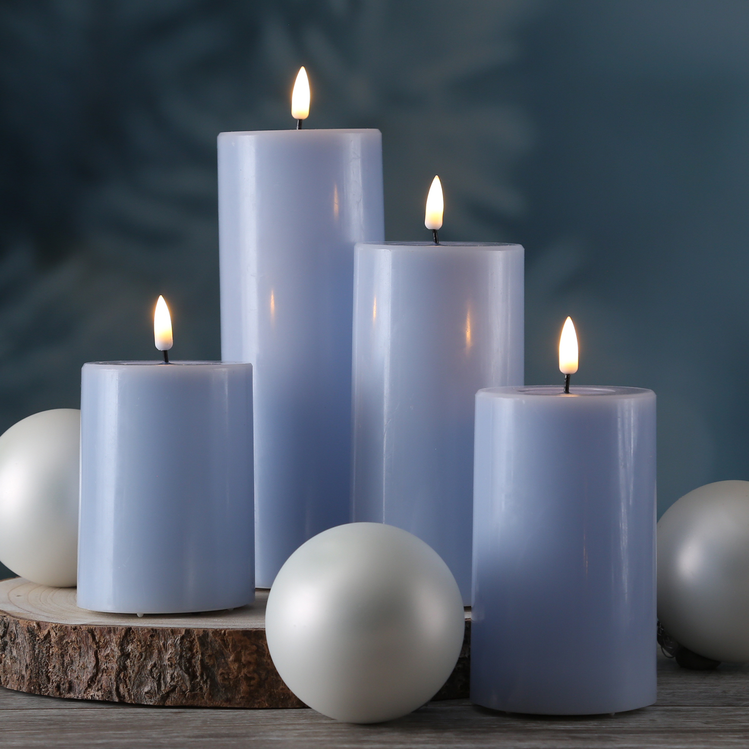 LED Stumpenkerze MIA - Echtwachs - realistische 3D Flamme - H: 12,5cm - D: 7,5cm - hellblau