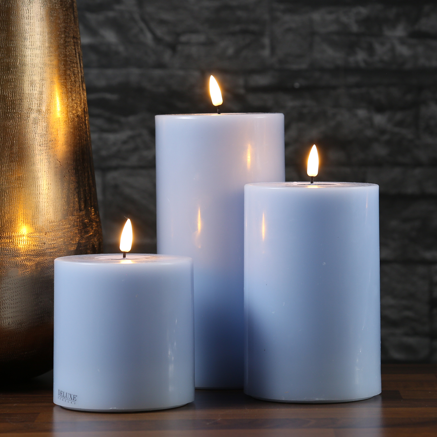 LED Stumpenkerze MIA - Echtwachs - realistische 3D Flamme - H: 20cm - D: 10cm - hellblau
