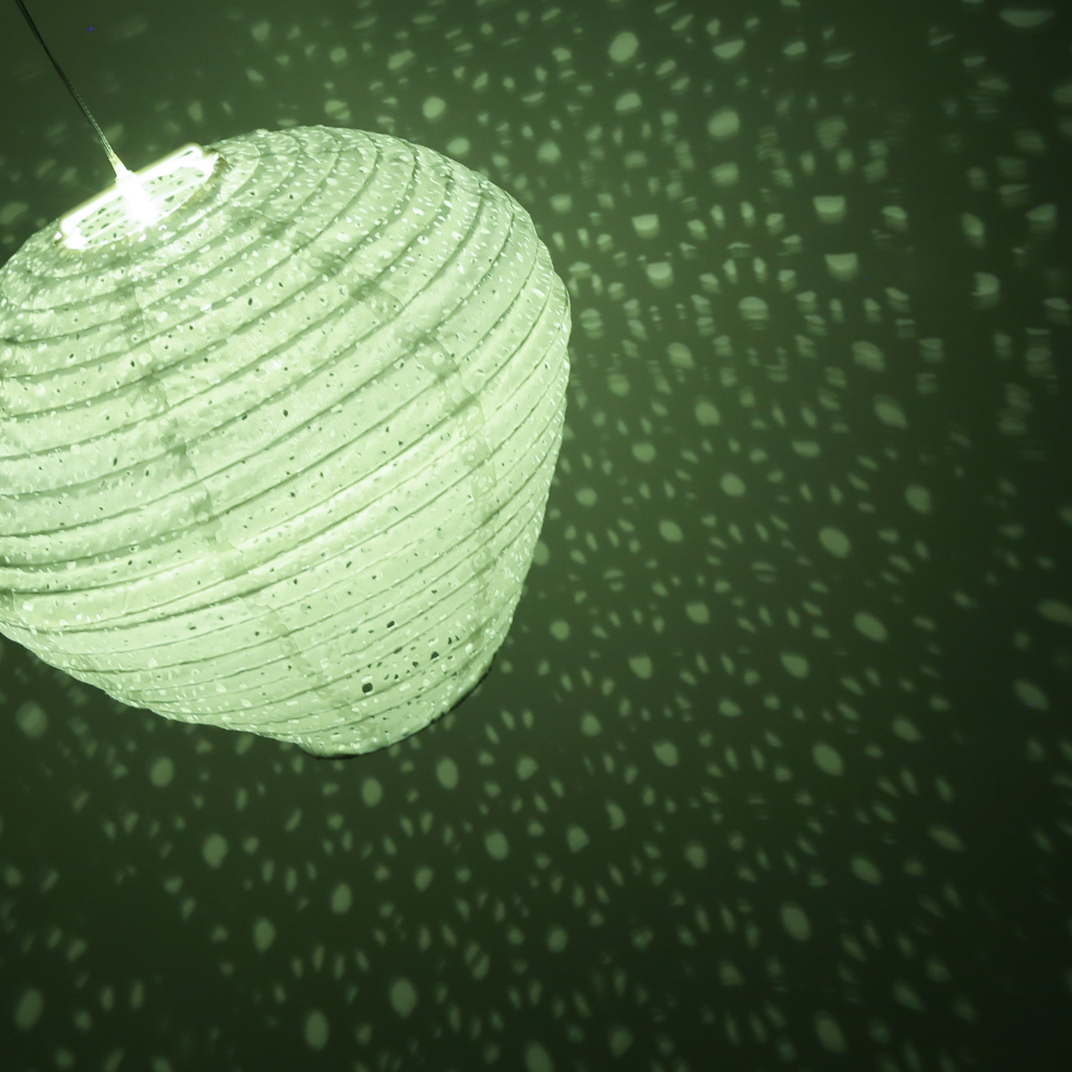 LED Solar Lampion Ballon - warmweiße LED - H: 30cm - D: 30cm - Lichtsensor - weiß