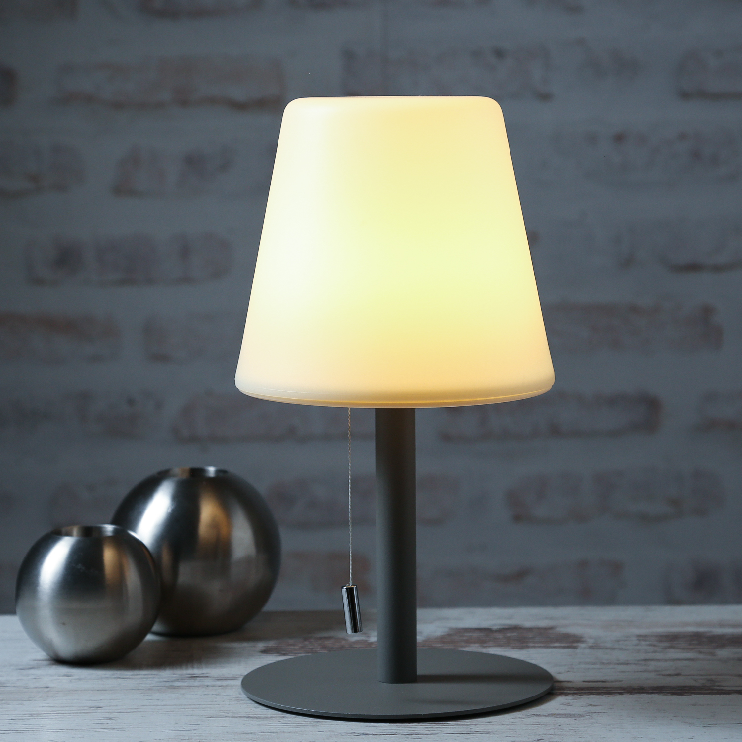 LED Garten Tischlampe - H: 30cm - 2 Lichtstufen u. RGB Farbwechsel - wiederaufladbar - weiß/silber