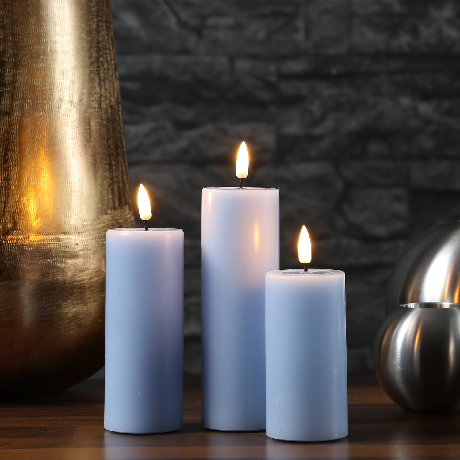 LED Stumpenkerze MIA - Echtwachs - realistische 3D Flamme - H: 10cm - D: 5cm - hellblau