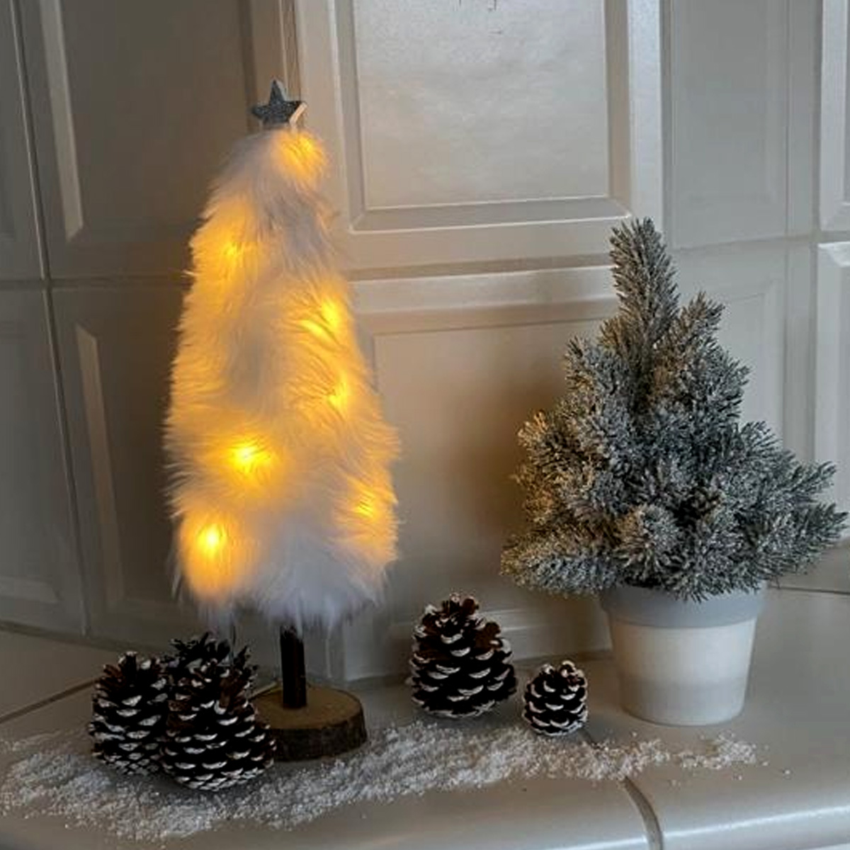 LED Dekobaum PLÜSCH - Holz - Plüschfell - warmweiße LED - Sternspitze - H: 36,5cm - Batterie - weiß