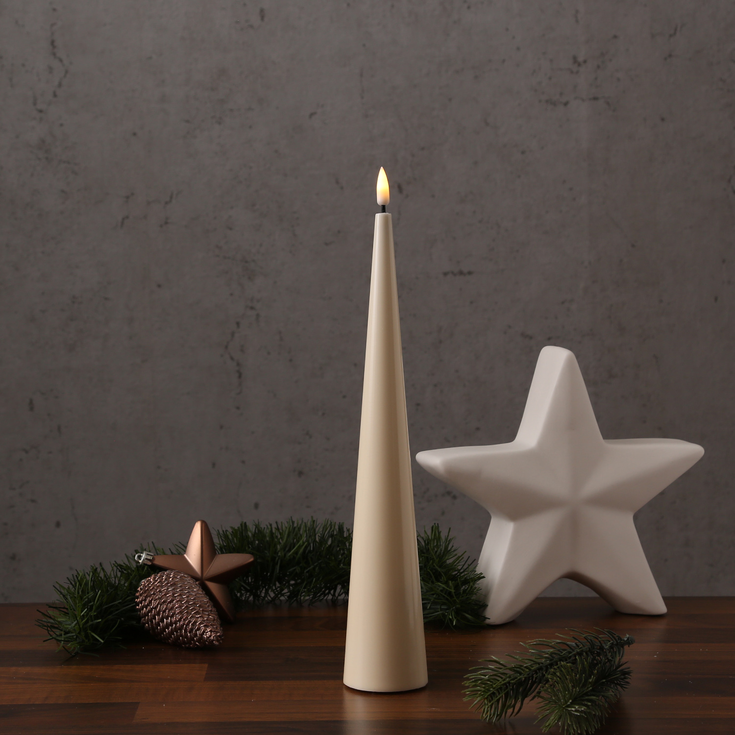 LED Kegelkerze LEA - Echtwachs - realistische 3D Flamme - H: 28cm - Batteriebetrieb - creme