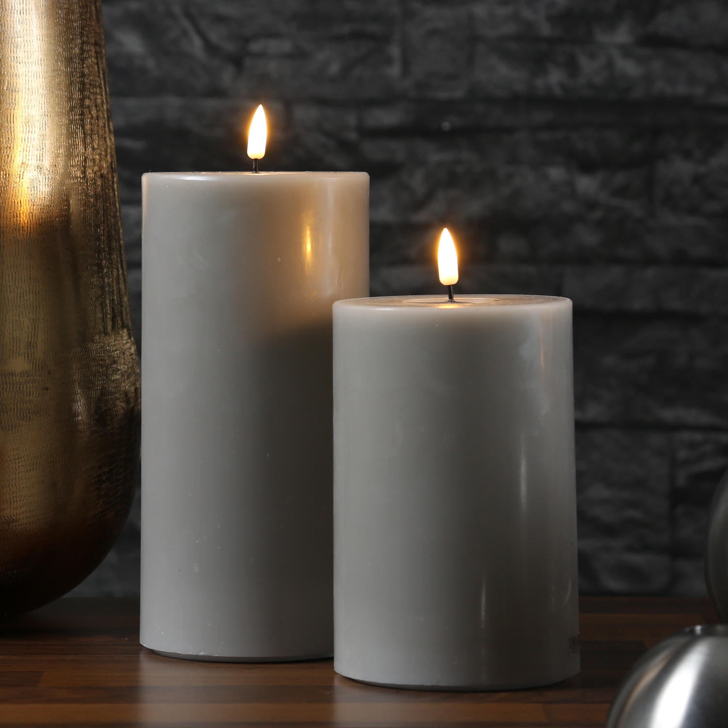 LED Stumpenkerze MIA - Echtwachs - realistische 3D Flamme - H- 15cm - D- 10cm - sand-taupe