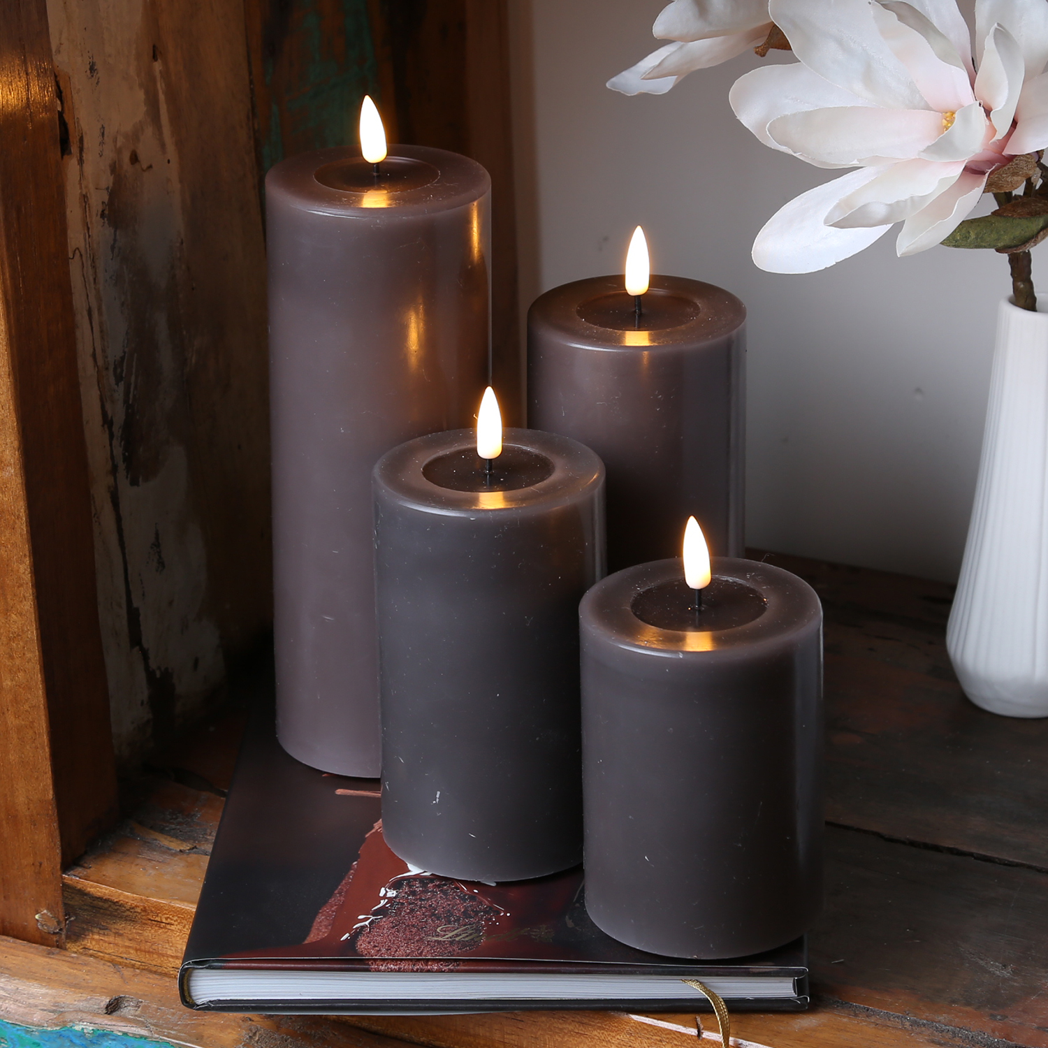 LED Stumpenkerze MIA - Echtwachs - realistische 3D Flamme - H: 12,5cm - Batterie - mokkafarben