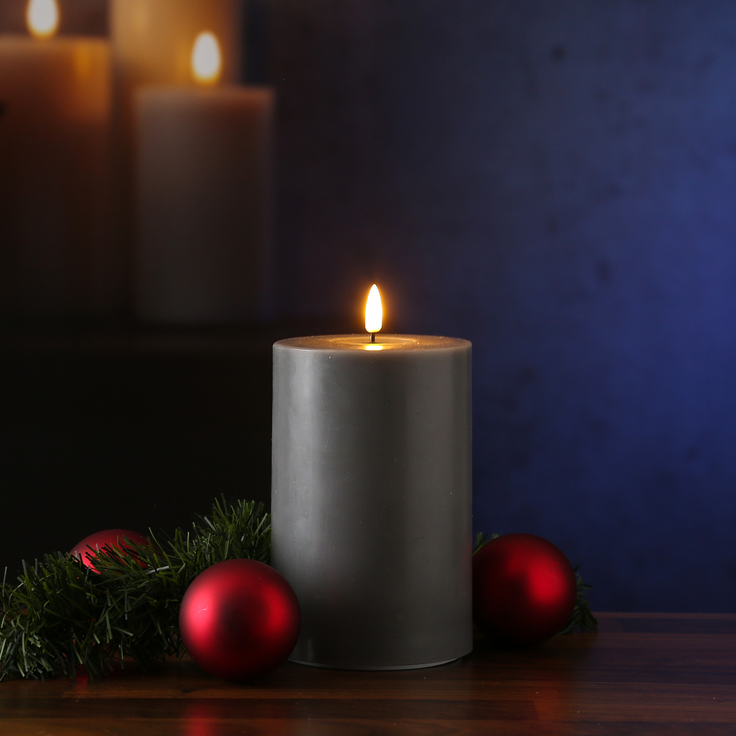 LED Stumpenkerze MIA - Echtwachs - realistische 3D Flamme - H: 15cm D:10cm - Batteriebetrieb - grau