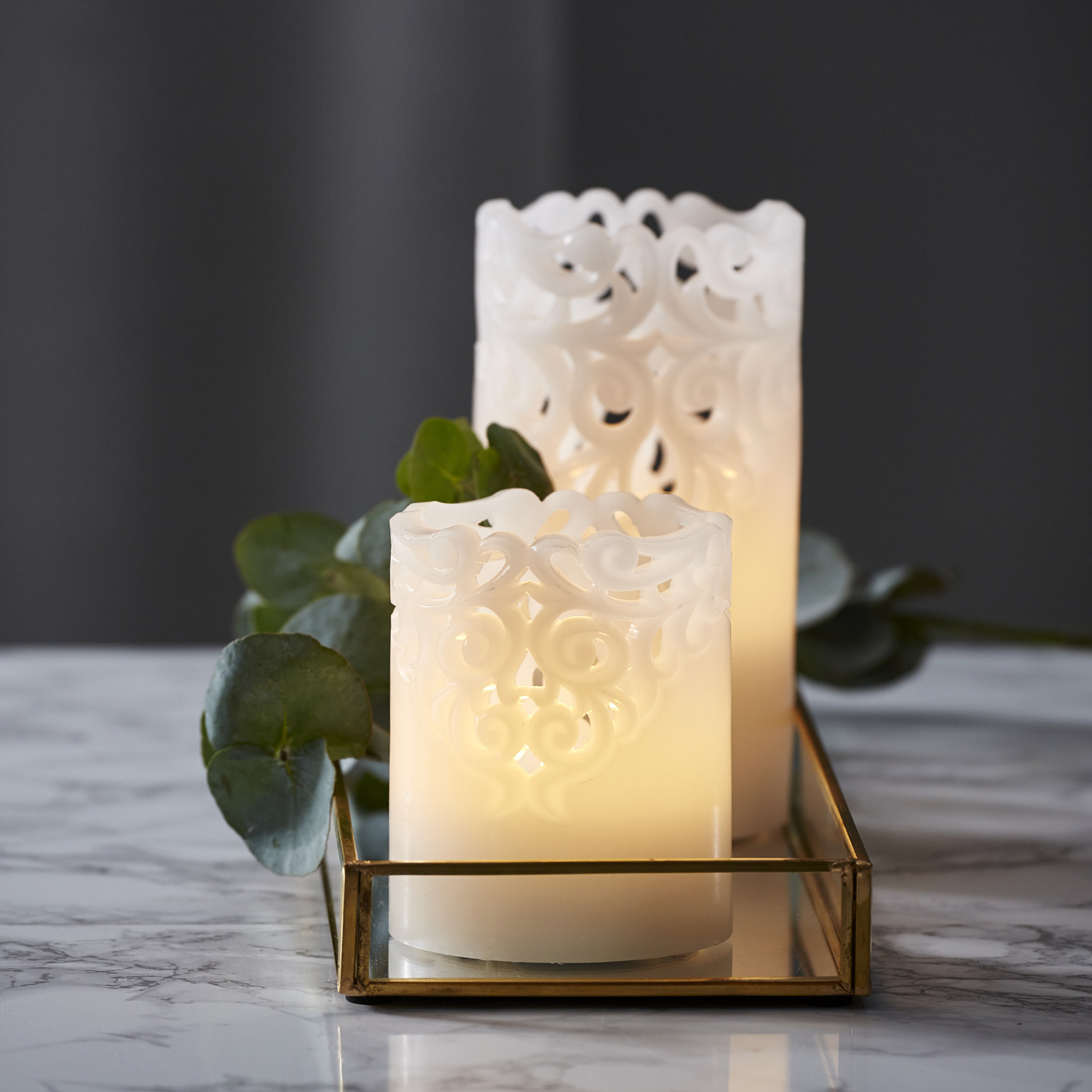 LED Stumpenkerze "Clary" - Echtwachs - Spitzenmuster - warmweiße Flamme - H: 15cm - Timer - weiß