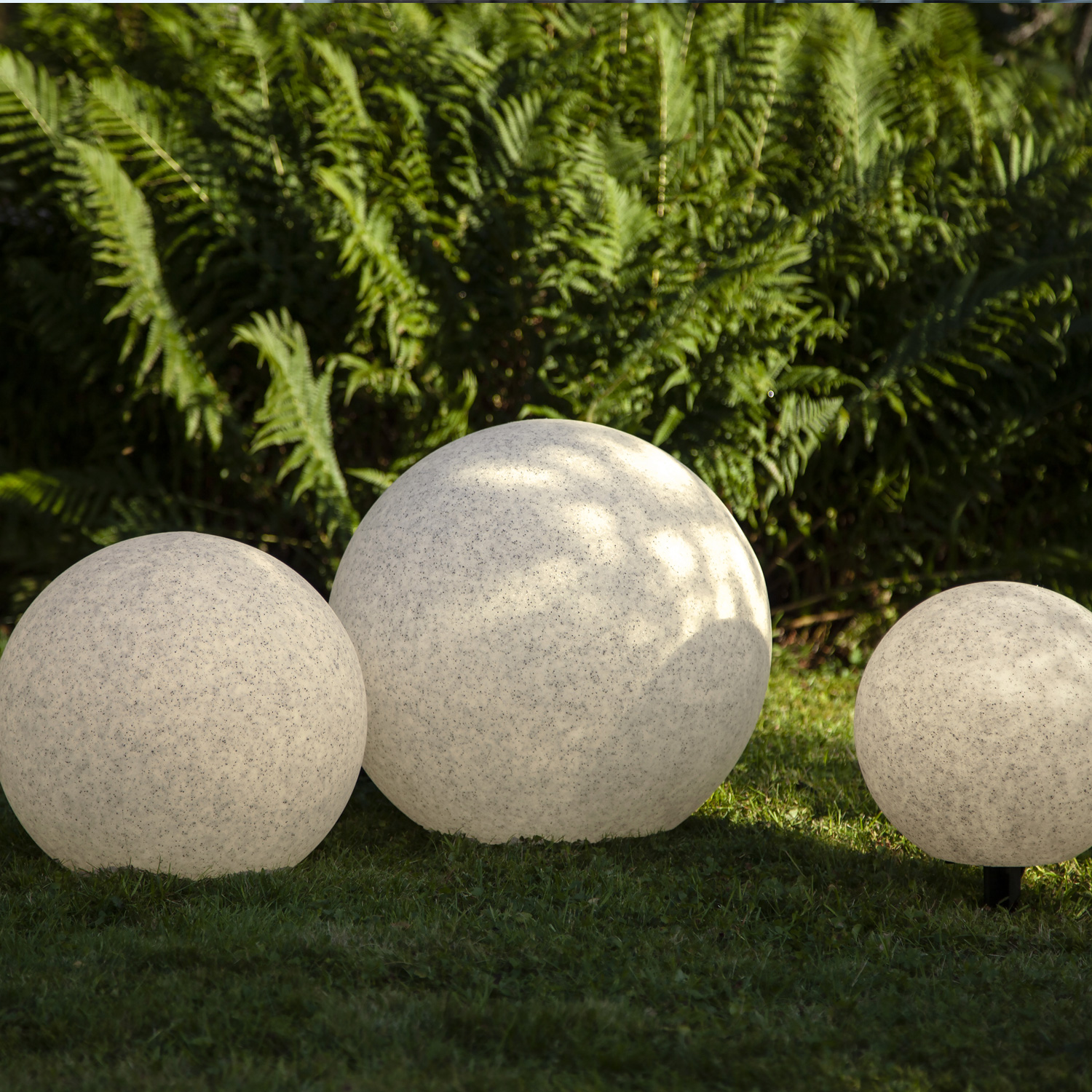 Gartenkugel STONE - Erdspieß - H: 29cm - D: 30cm - Fassung E27 - Kabel - Außen - grau