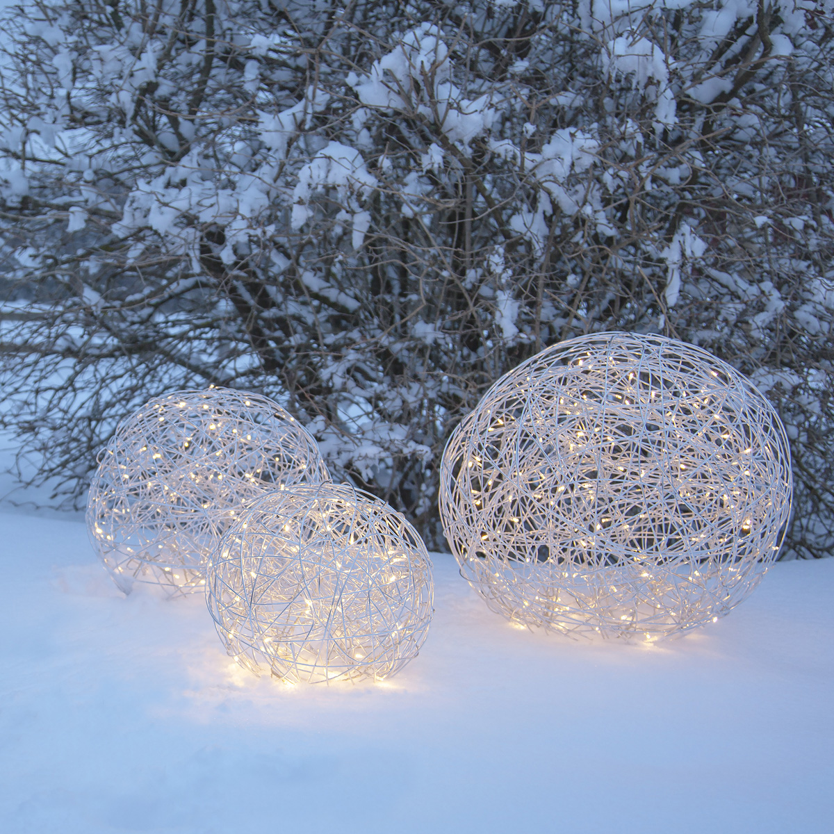 LED 3D Designkugel - D: 30cm - 50 warmweiße LED - Indoor & Outdoor - aus Silberdraht