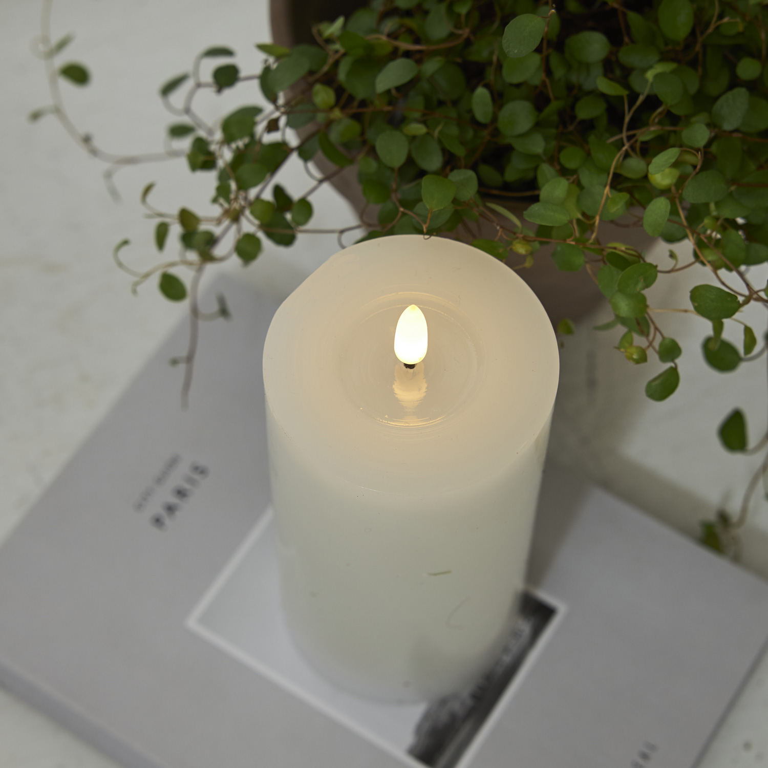 LED Stumpenkerze LINA - Echtwachs - realistische 3D Flamme - H: 17,5cm - Batterie - Timer - weiß