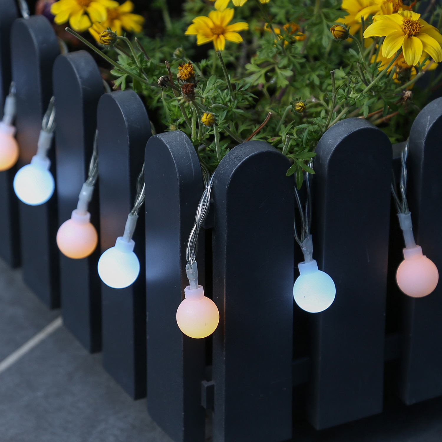 LED Lichterkette BERRY - 50 warmweisse-kaltweisse opale Kugeln - L- 7-35m - Timer - für Aussen
