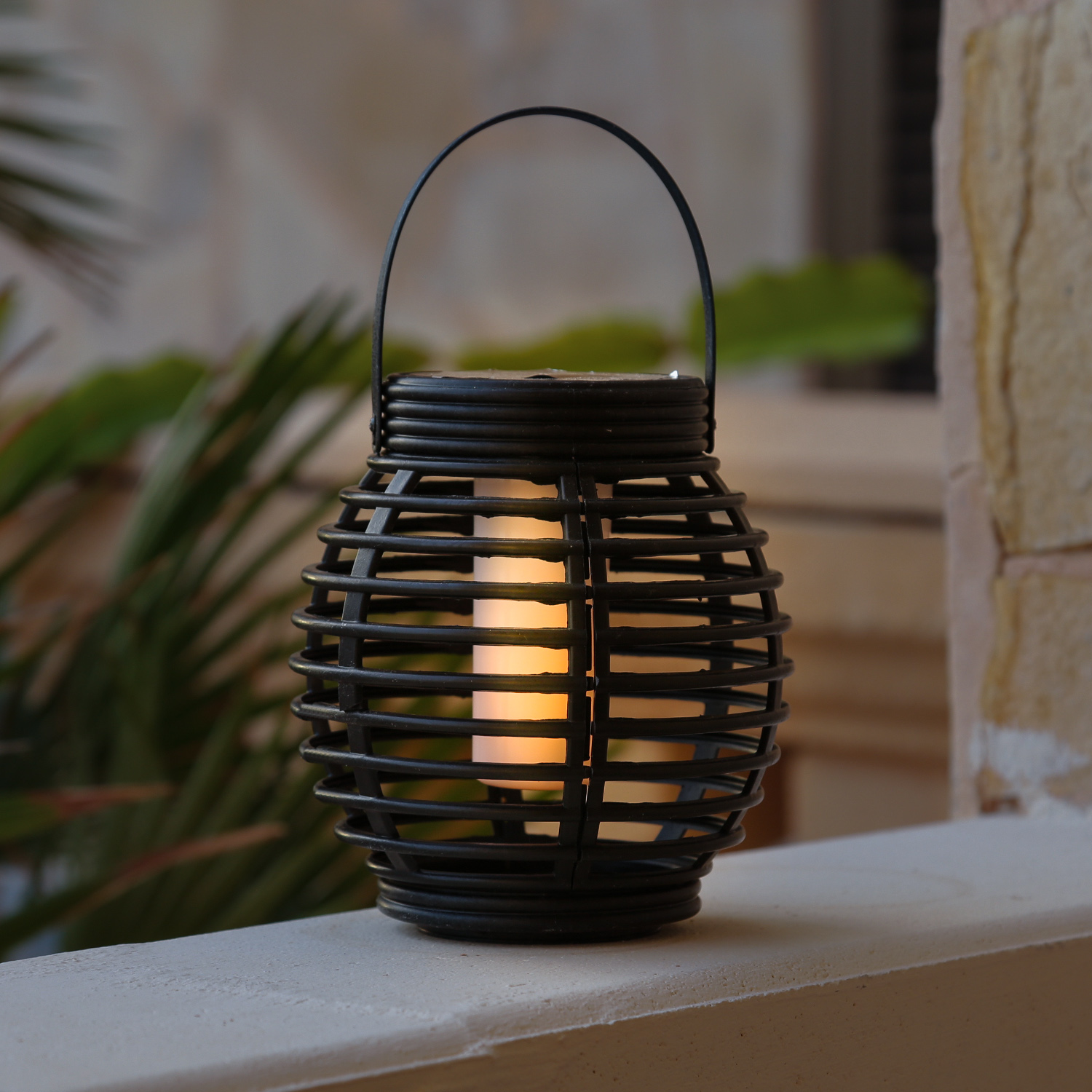 LED Solar Laterne ROTANG - Flammeneffekt - gelbe LED - H: 17cm - D: 14cm - Lichtsensor - schwarz