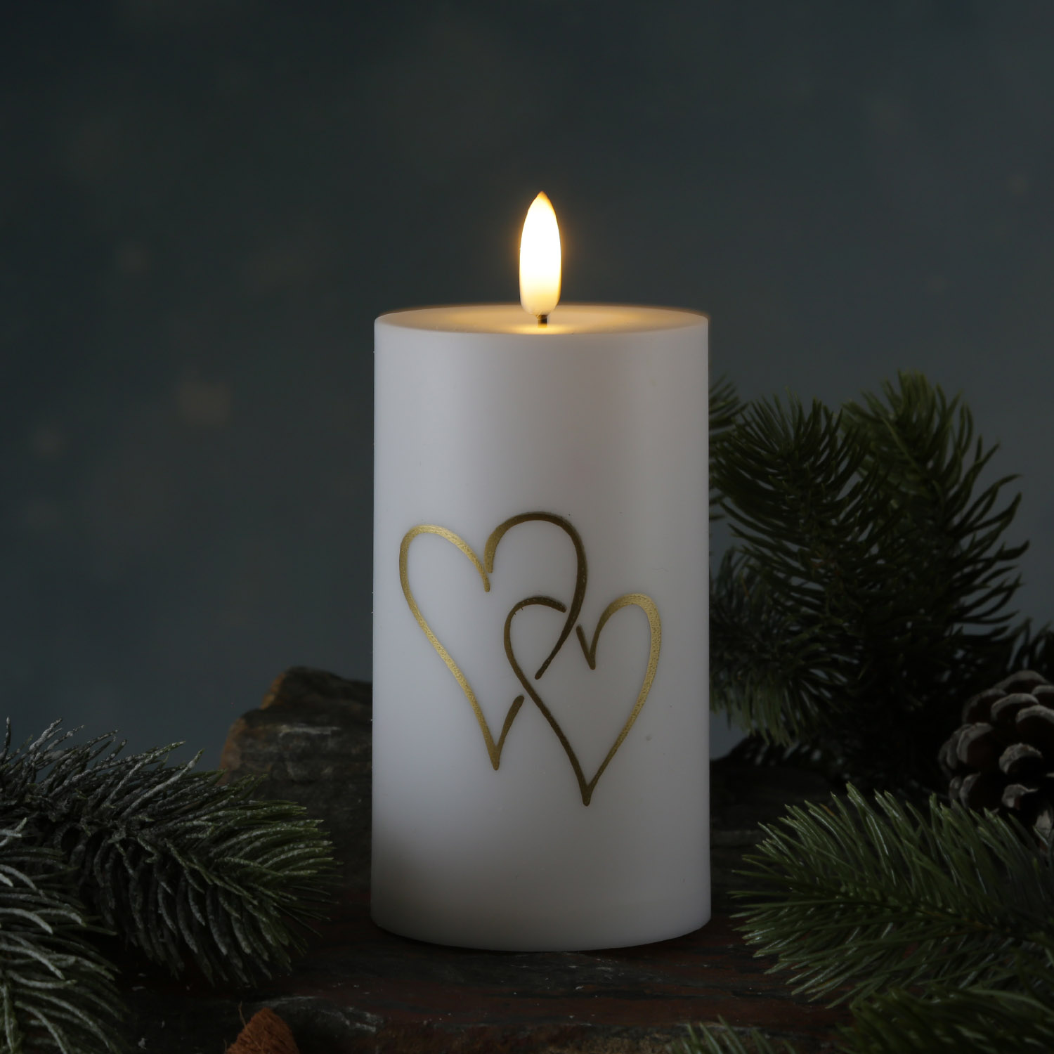 LED Kerze goldene Herzen - Kunststoff - H: 15cm - D: 7cm - Timer/Sensor - für Innen/Außen - weiß