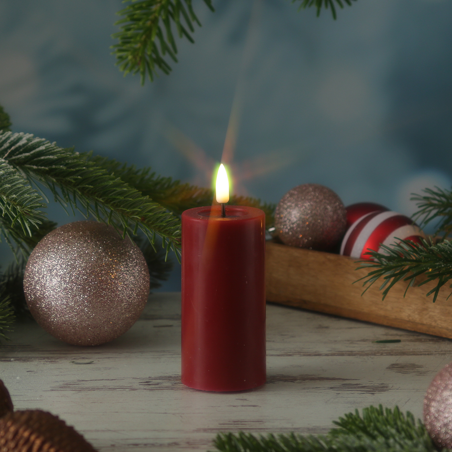 LED Stumpenkerze MIA - Echtwachs - realistische 3D Flamme - H: 10cm - D: 5cm - bordeauxrot