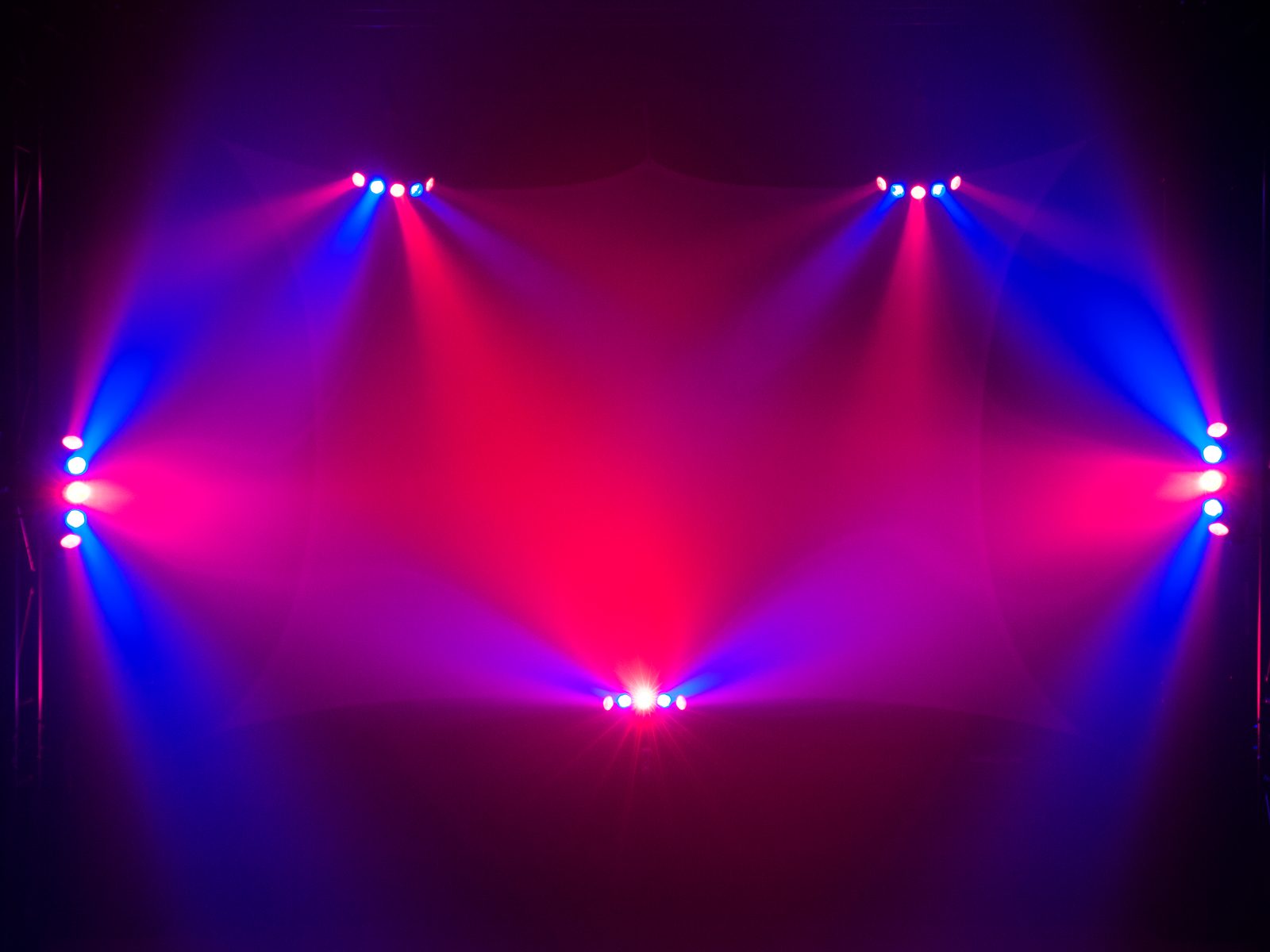 4in1-LED-Effektscheinwerfer mit RGB+UV-LEDs, dynamischen Farbeffekten und Stroboskop