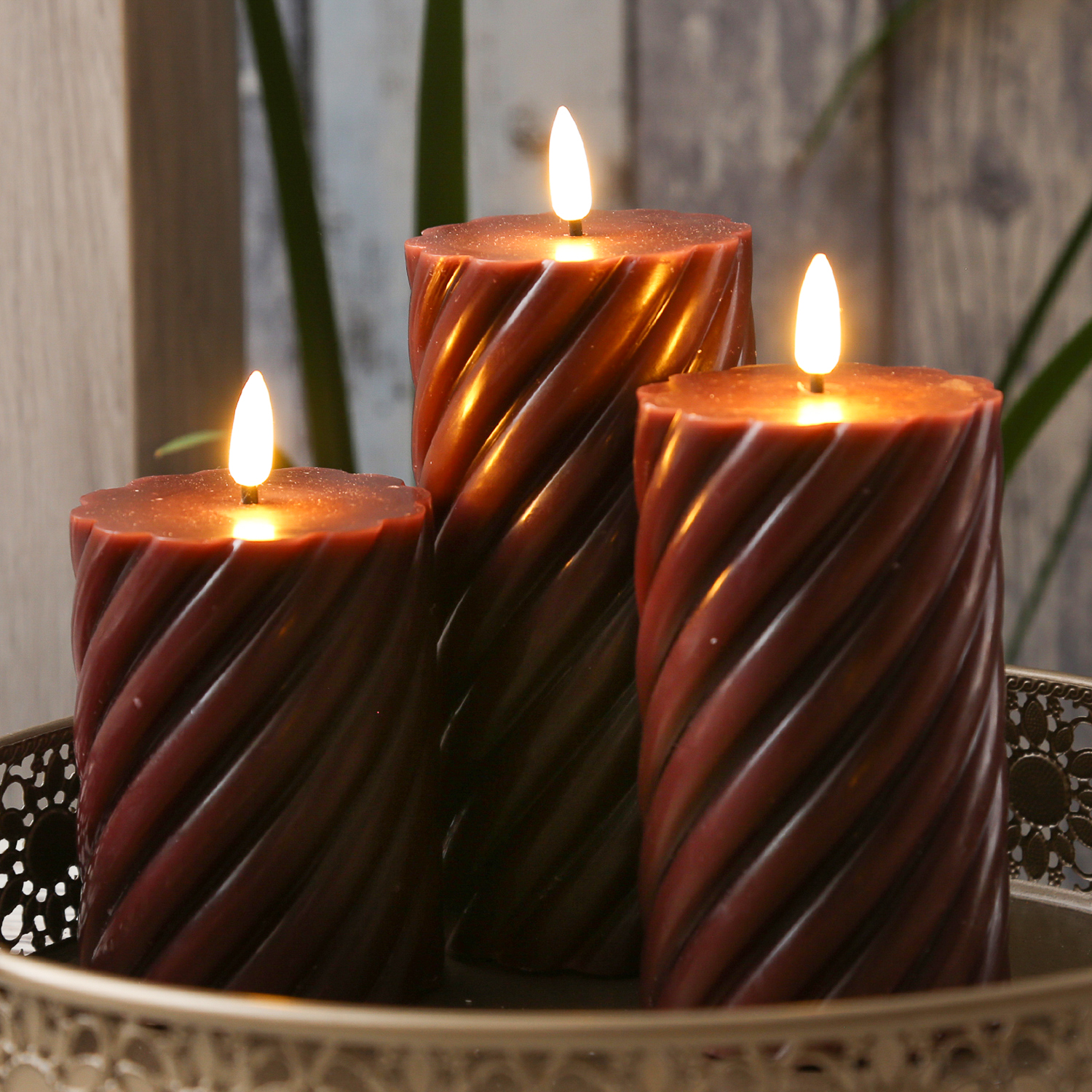 LED Stumpenkerze SWIRL - Echtwachs - warmweiße 3D Flamme - H: 17,5cm - Batterie - Timer - weinrot