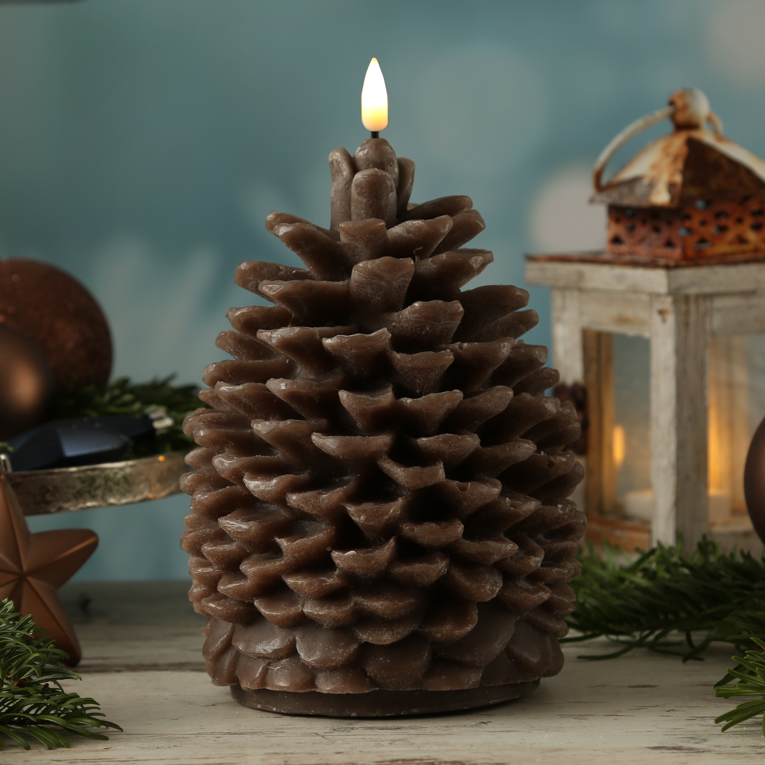 LED Kerze Zapfen - Echtwachs - flackernde 3D Flamme - H: 19cm - D: 14cm - Batteriebetrieb - braun