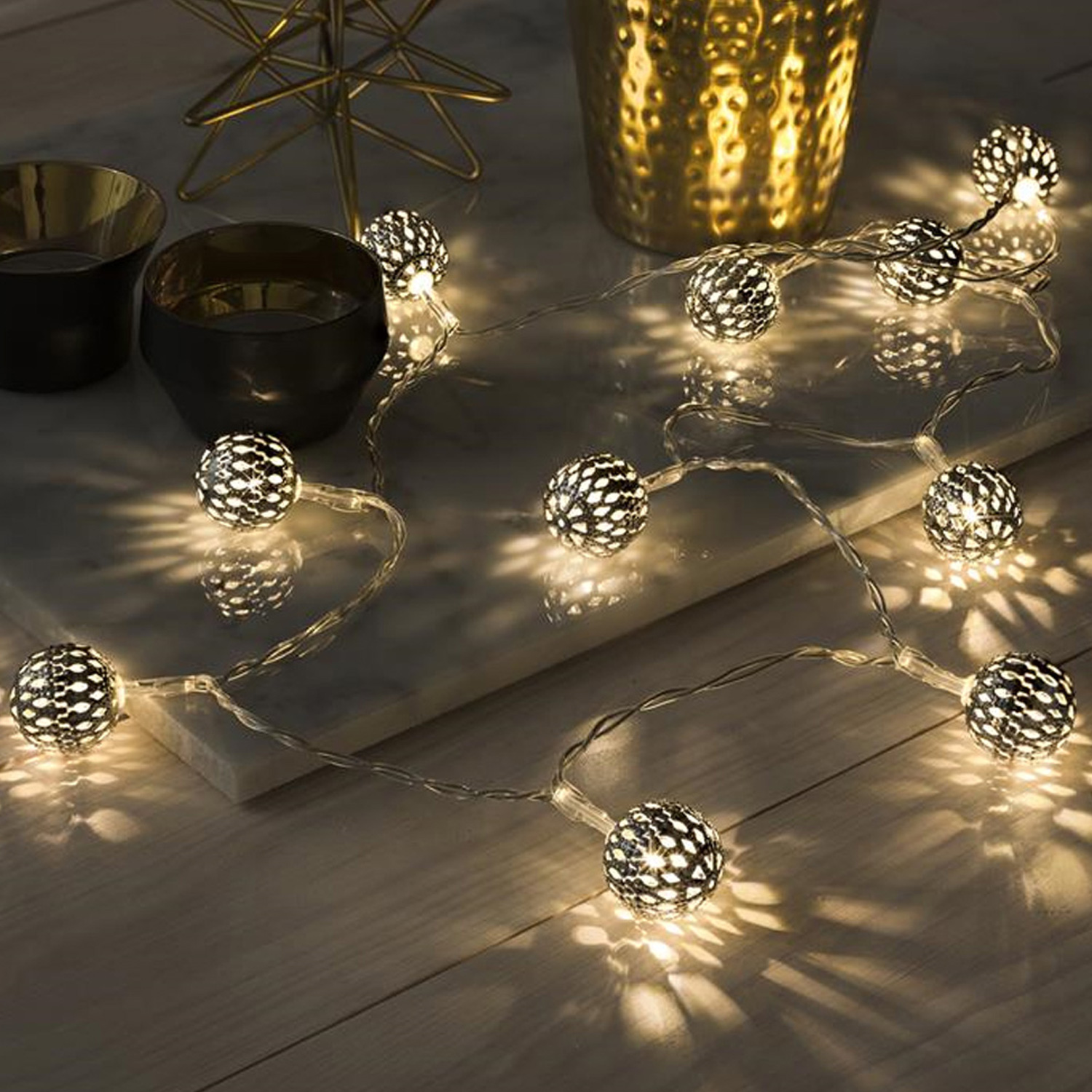 LED Dekolichterkette Metallkugeln - 8 warmweiße LED - D: 4cm - L: 0,7m - Batterie - silber