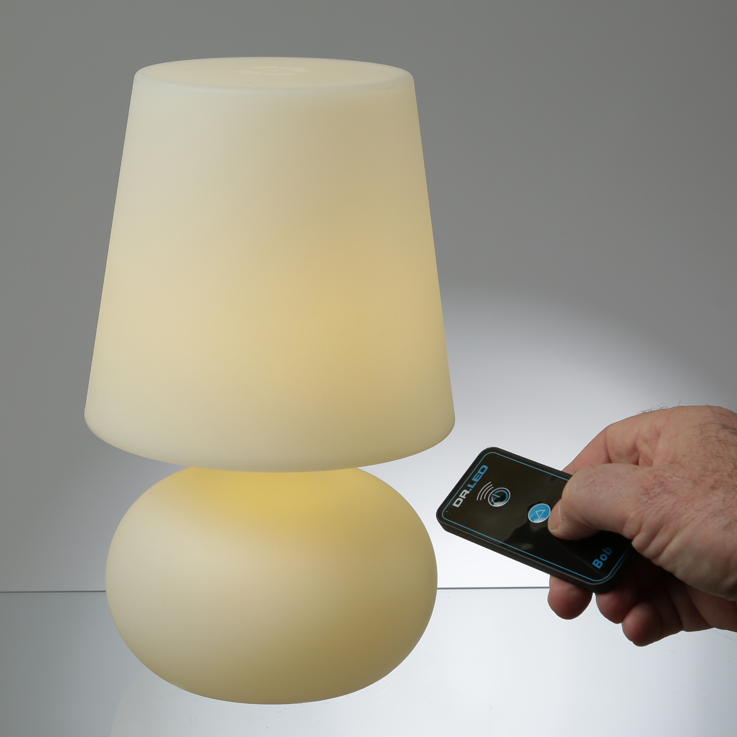 LED Garten Tischlampe - Schirmlampe - wetterfest - dimmbar - mit Fernbedienung - aufladbar - H: 26cm
