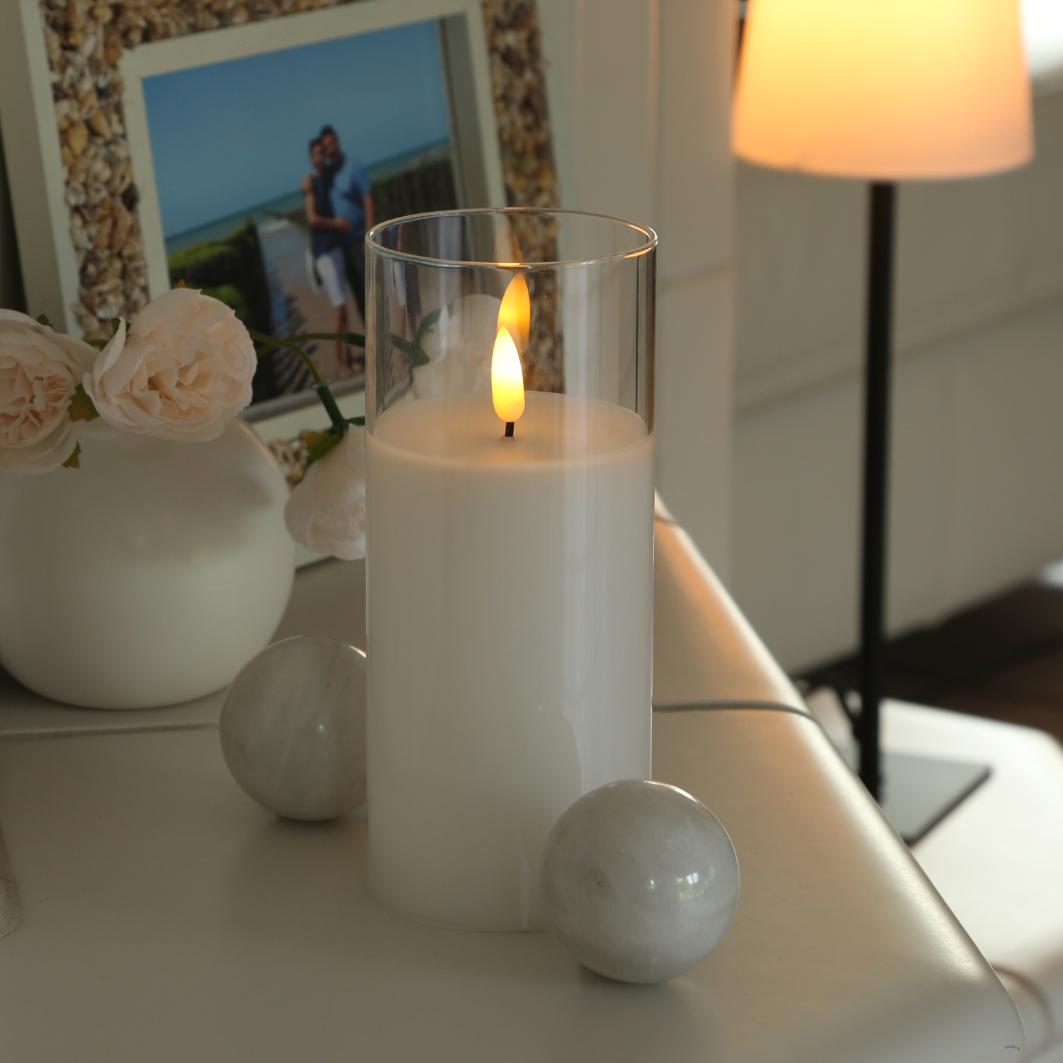 LED Kerze im Glas - Windlicht - Echtwachs - flackernde 3D Flamme - Timer - H: 17,5cm - weiß