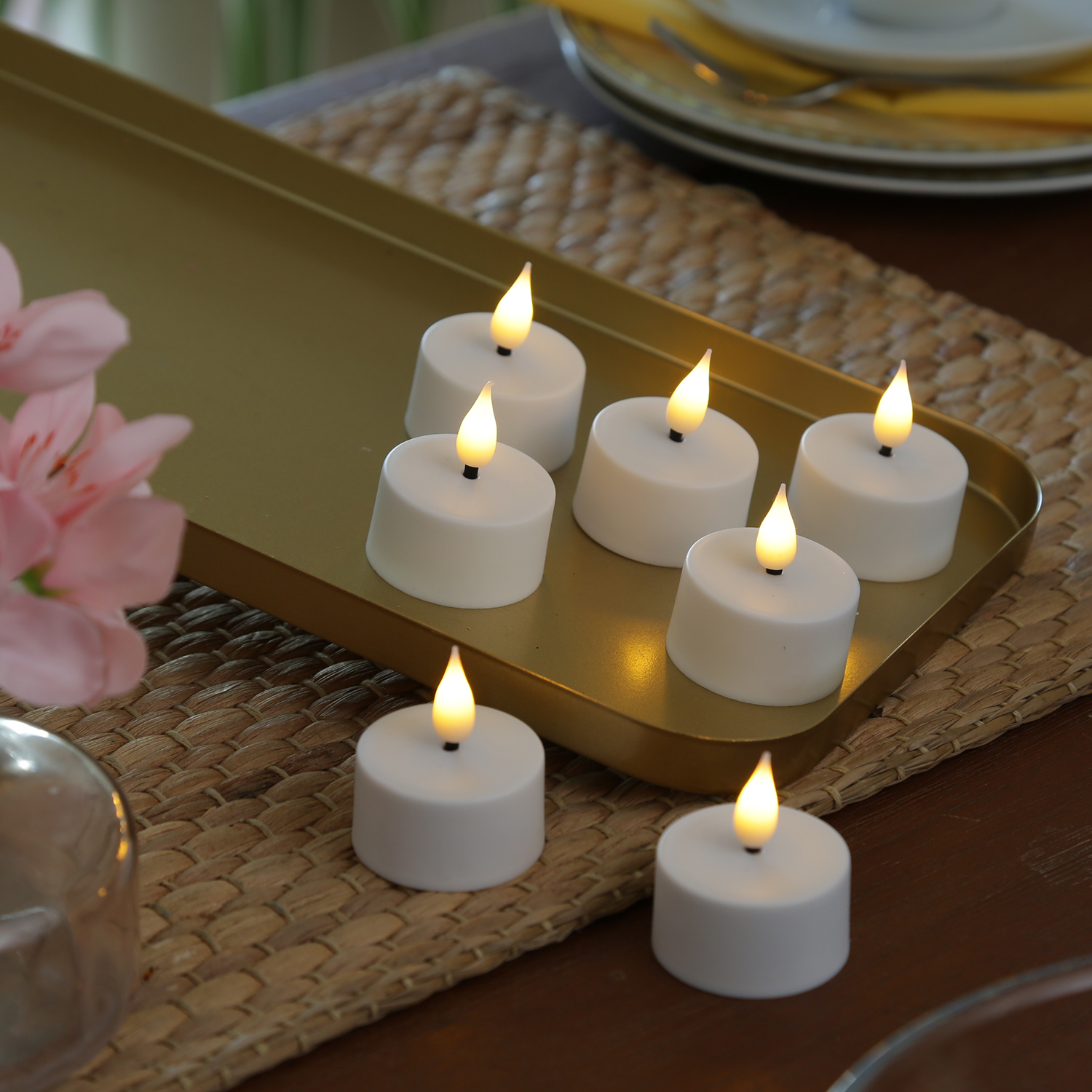 LED Teelichter - 8 wiederaufladbare LED Teelichter mit Ladestation - D: 4cm - flackernd - weiß