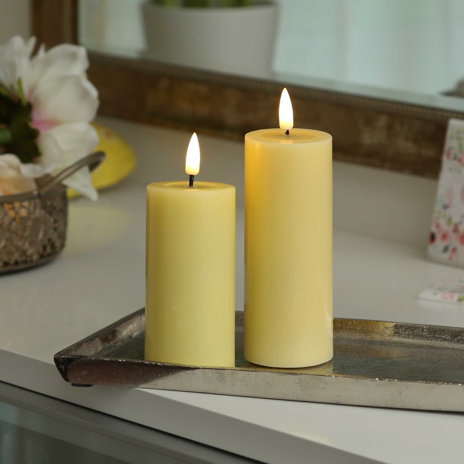 LED Stumpenkerze MIA - Echtwachs - realistische 3D Flamme - H: 10cm D: 5cm - Batterie - gelb