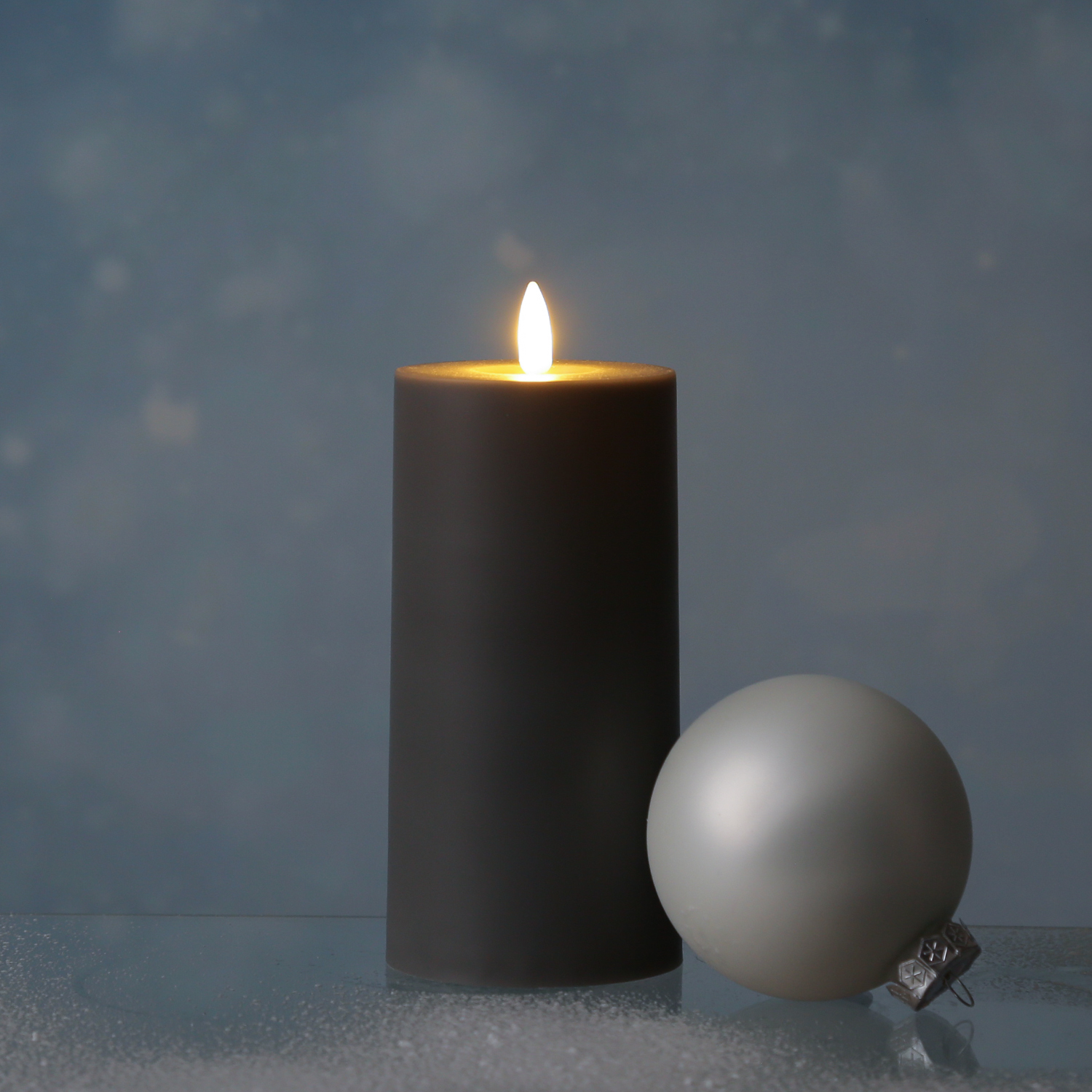 LED Stumpenkerze - Kunststoff - 3D Flamme - H: 15cm - D: 7,5cm - Timer - für Innen/Außen - grau