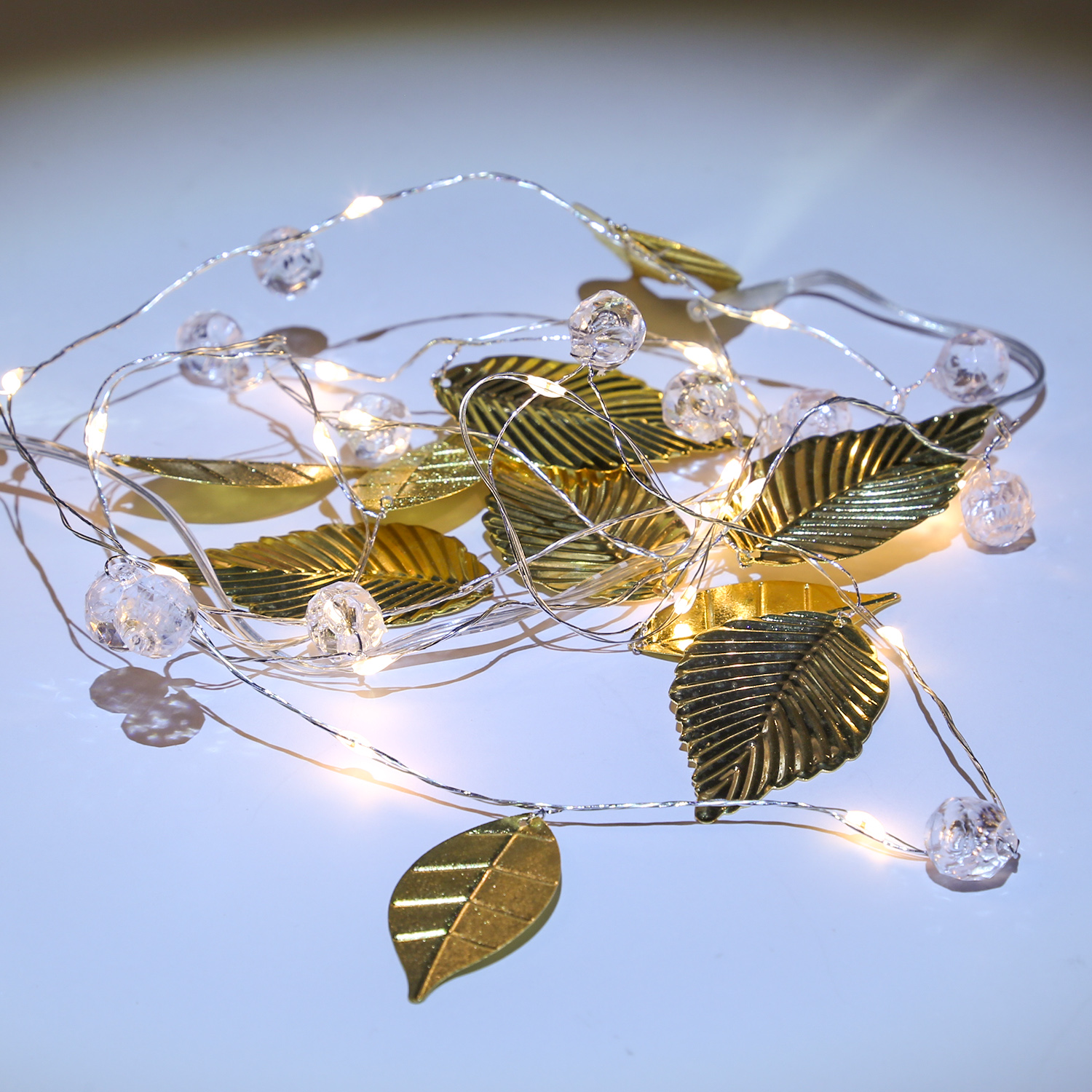 LED Drahtlichterkette mit goldenen Blättern und Perlen - 20 warmweiße LED - Batterie - L: 1,37m