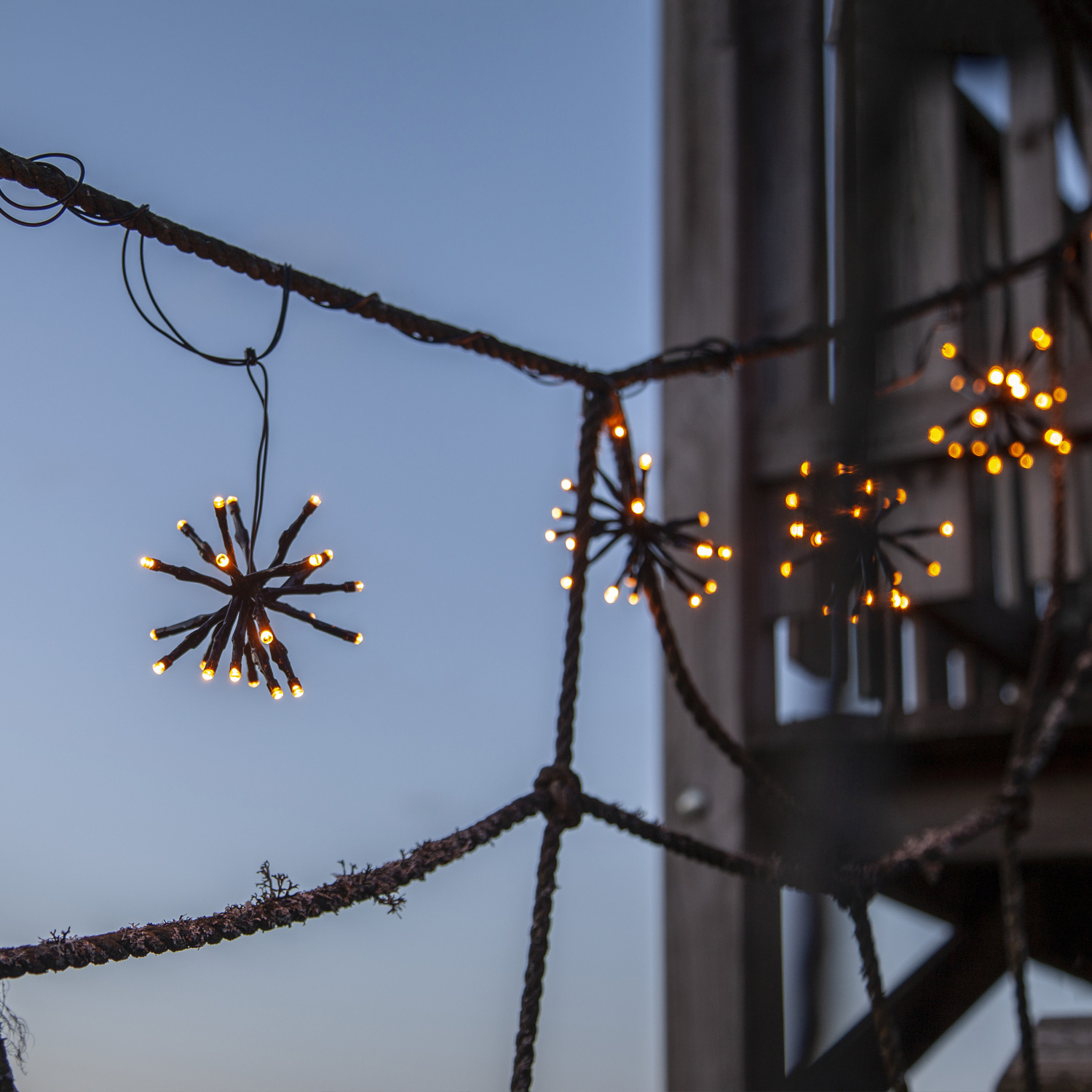 LED Lichterkette Feuerwerk - 200 bernsteinfarbene LED - 10 Cluster - L: 4m - Trafo - Außen - schwarz