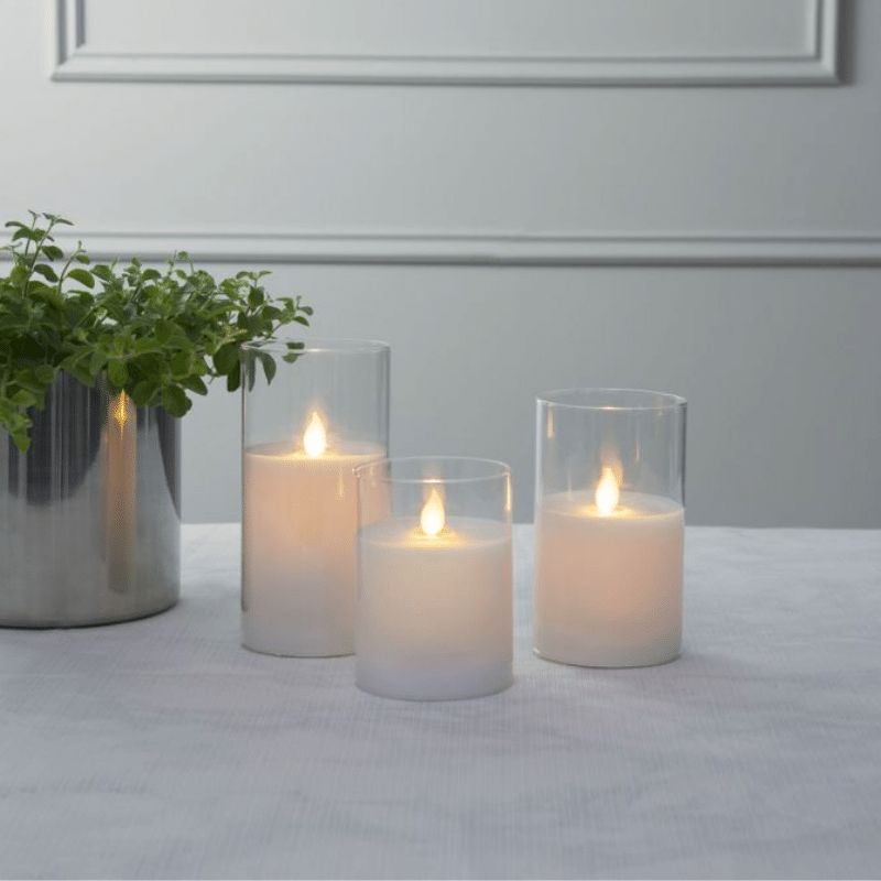 LED Kerze im Glas - Windlicht - Echtwachs - flackernde 3D Flamme - Timer - H: 17,5cm