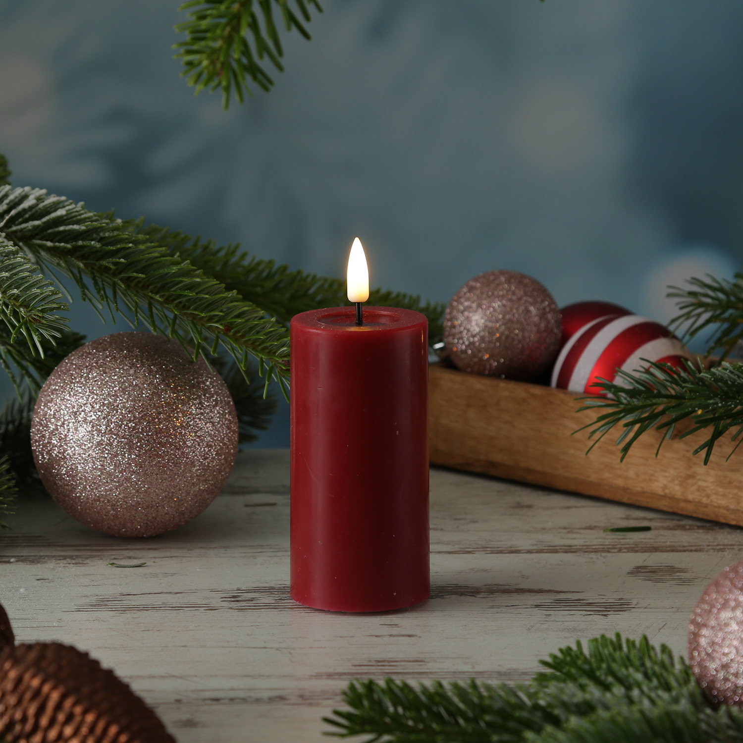 LED Stumpenkerze MIA - Echtwachs - realistische 3D Flamme - H: 10cm - D: 5cm - bordeauxrot