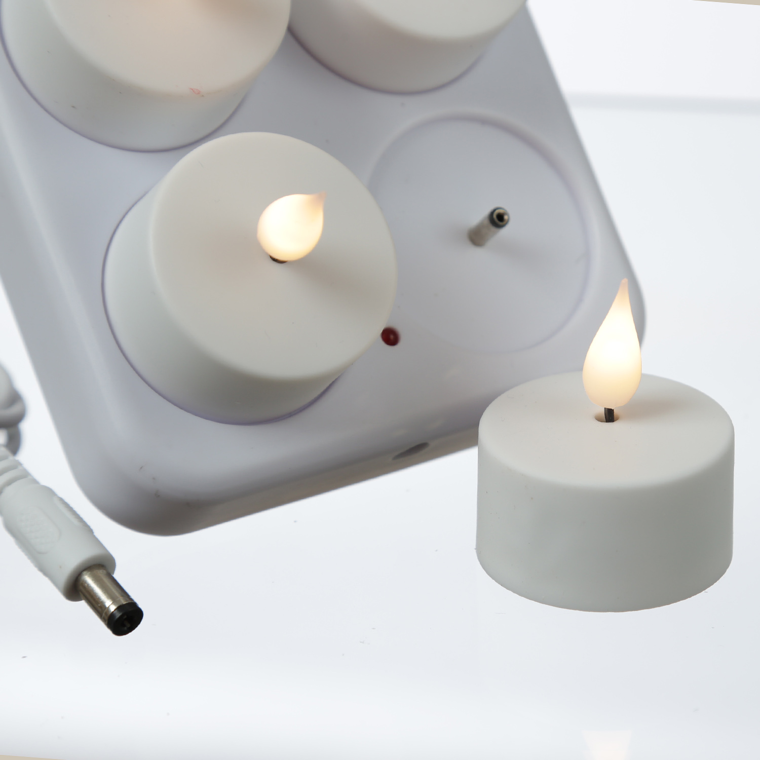 LED Teelichter - 8 wiederaufladbare LED Teelichter mit Ladestation - D: 4cm - flackernd - weiß