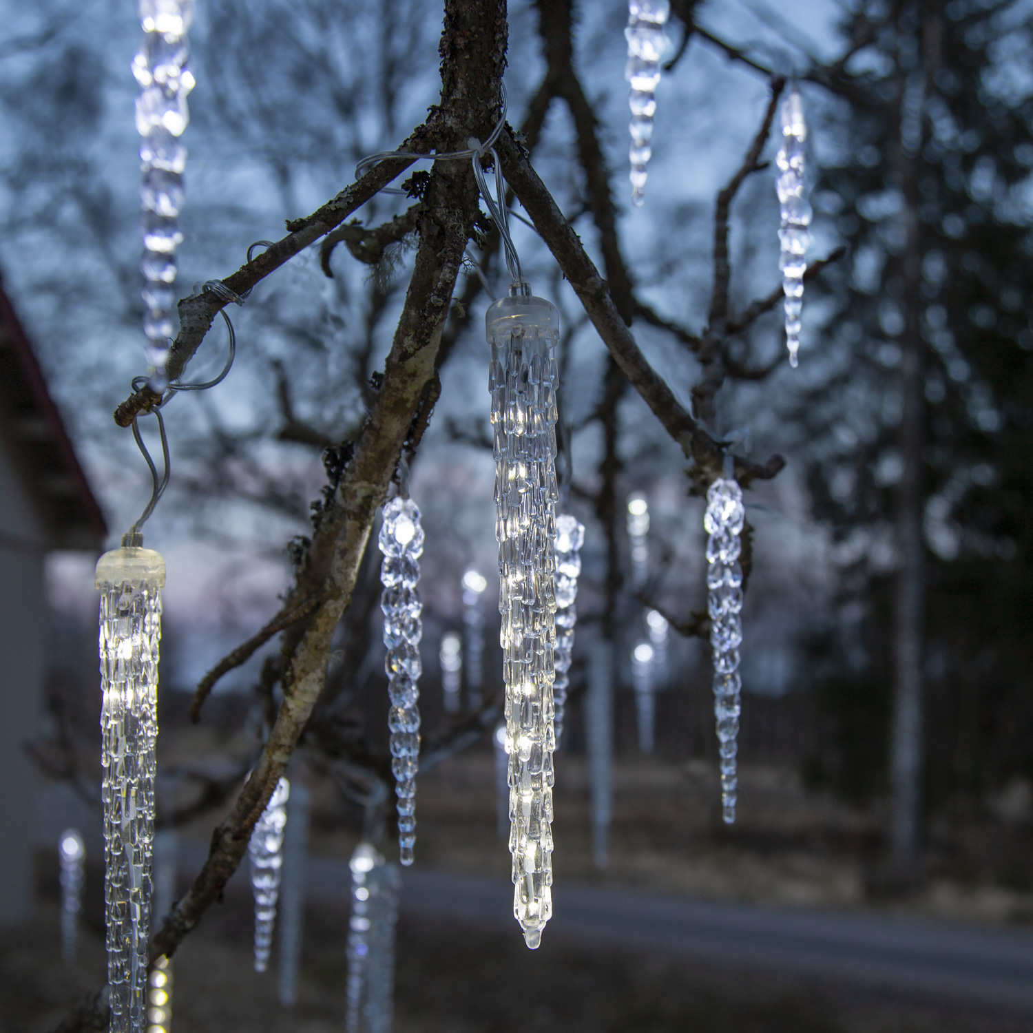 LED Lichterkette Eiszapfen - 24 Eiszapfen - Dauer-und Lauflicht - Außentrafo - L: 7m - transparent