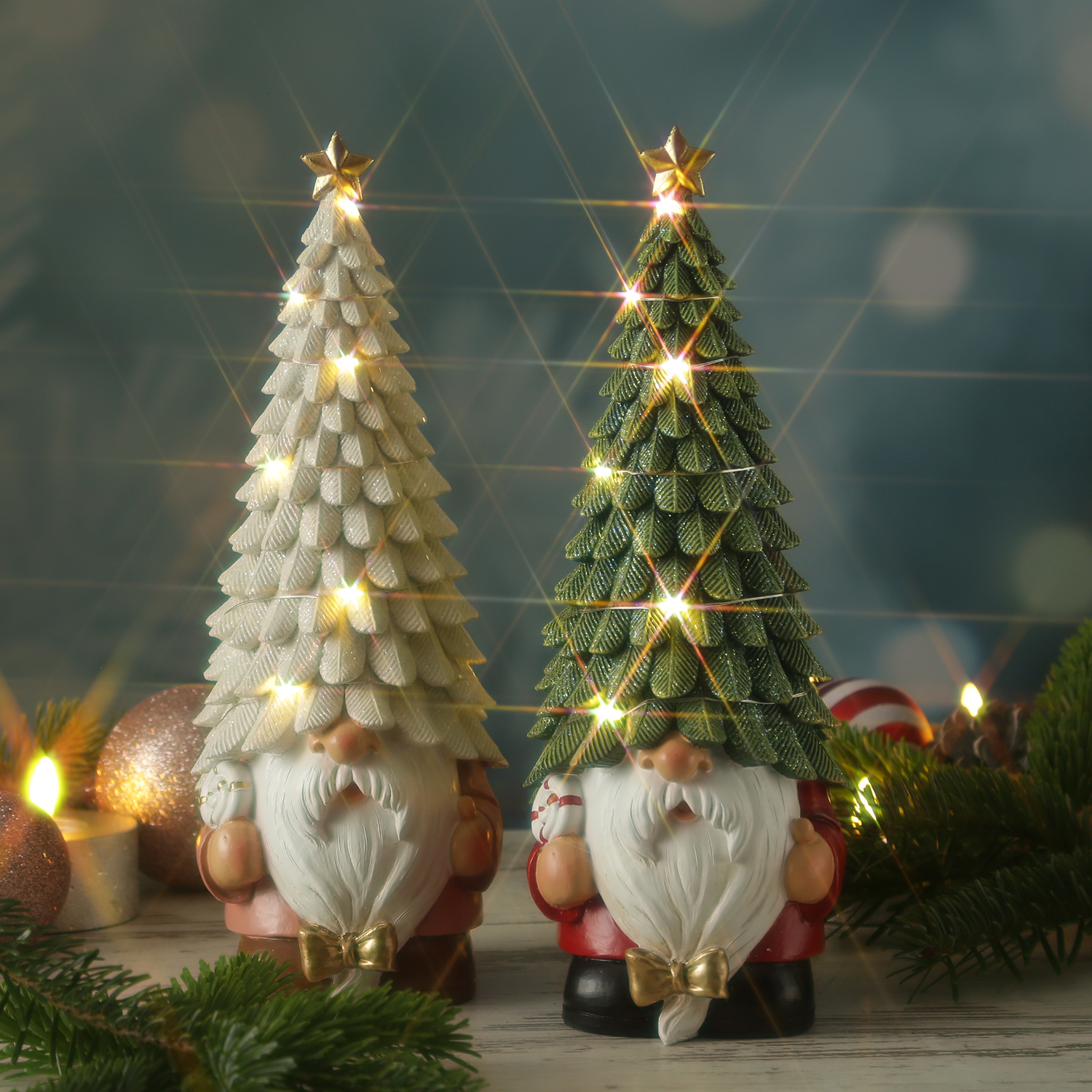 LED Weihnachtswichtel mit beleuchteter Mütze - Dekofigur aus Polyresin - H: 29cm - Timer