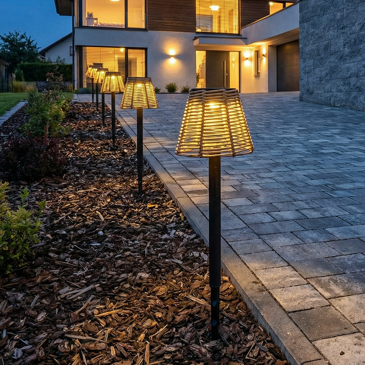 LED Solar Wegleuchte mit Lampenschirm in Rattanoptik - Gartenstecker - H: 30cm - Lichtsensor