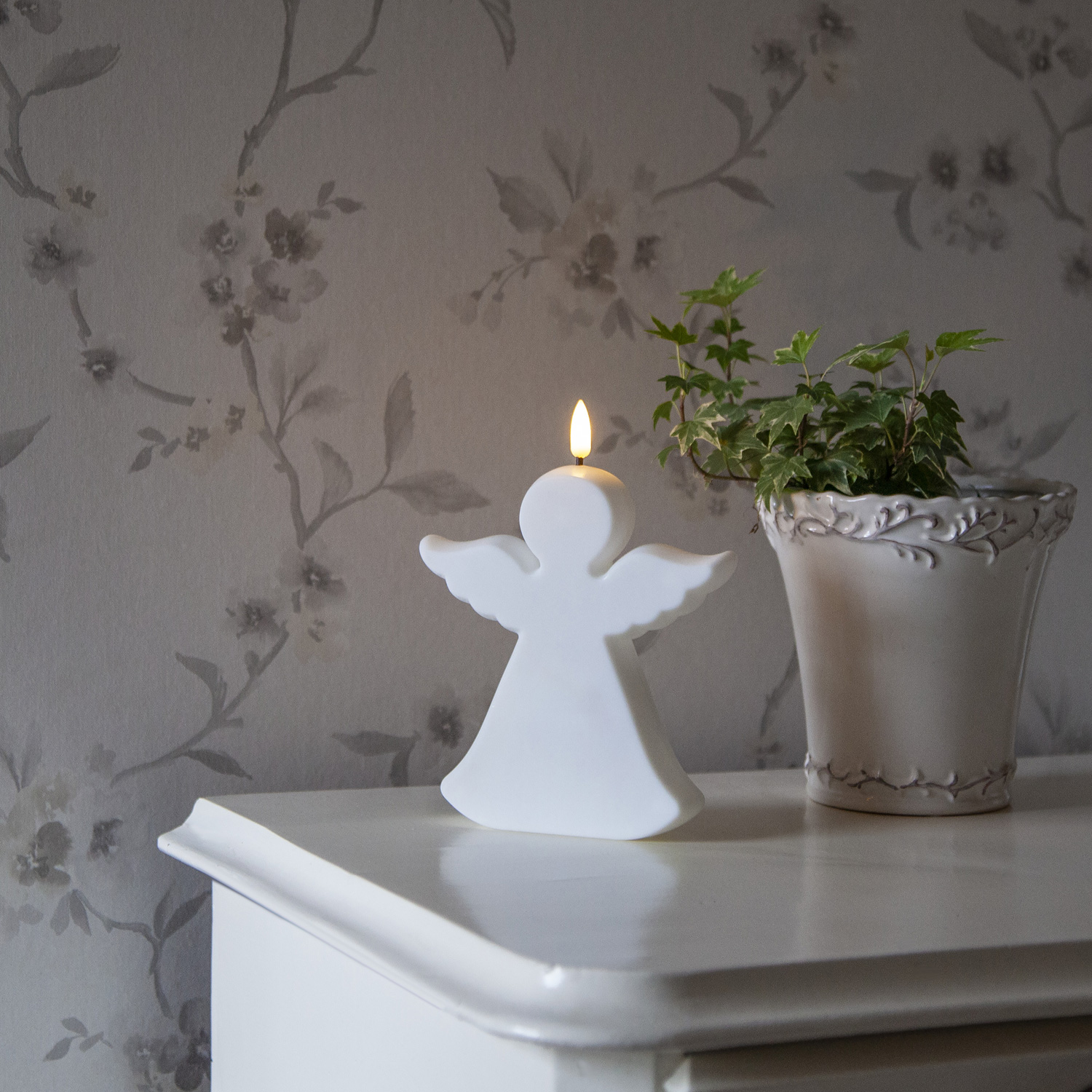 LED Gartenfigur Grabdeko Engel-Kerze - 1 warmweiße LED - H: 18cm - Timer - Batteriebetrieb - weiß