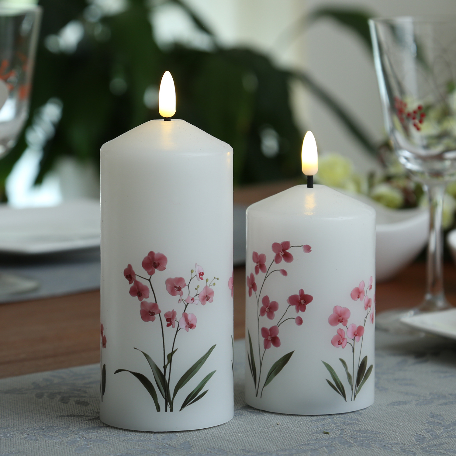 LED Kerze mit Orchideen Motiv - Echtwachskerze mit Blumen Design - H: 14,5cm - D: 7cm - Timer