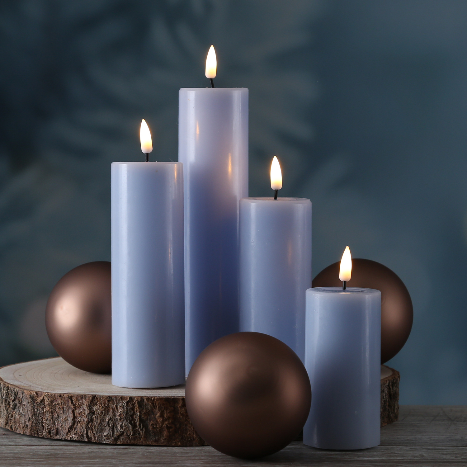 LED Stumpenkerze MIA - Echtwachs - realistische 3D Flamme - H: 10cm - D: 5cm - hellblau