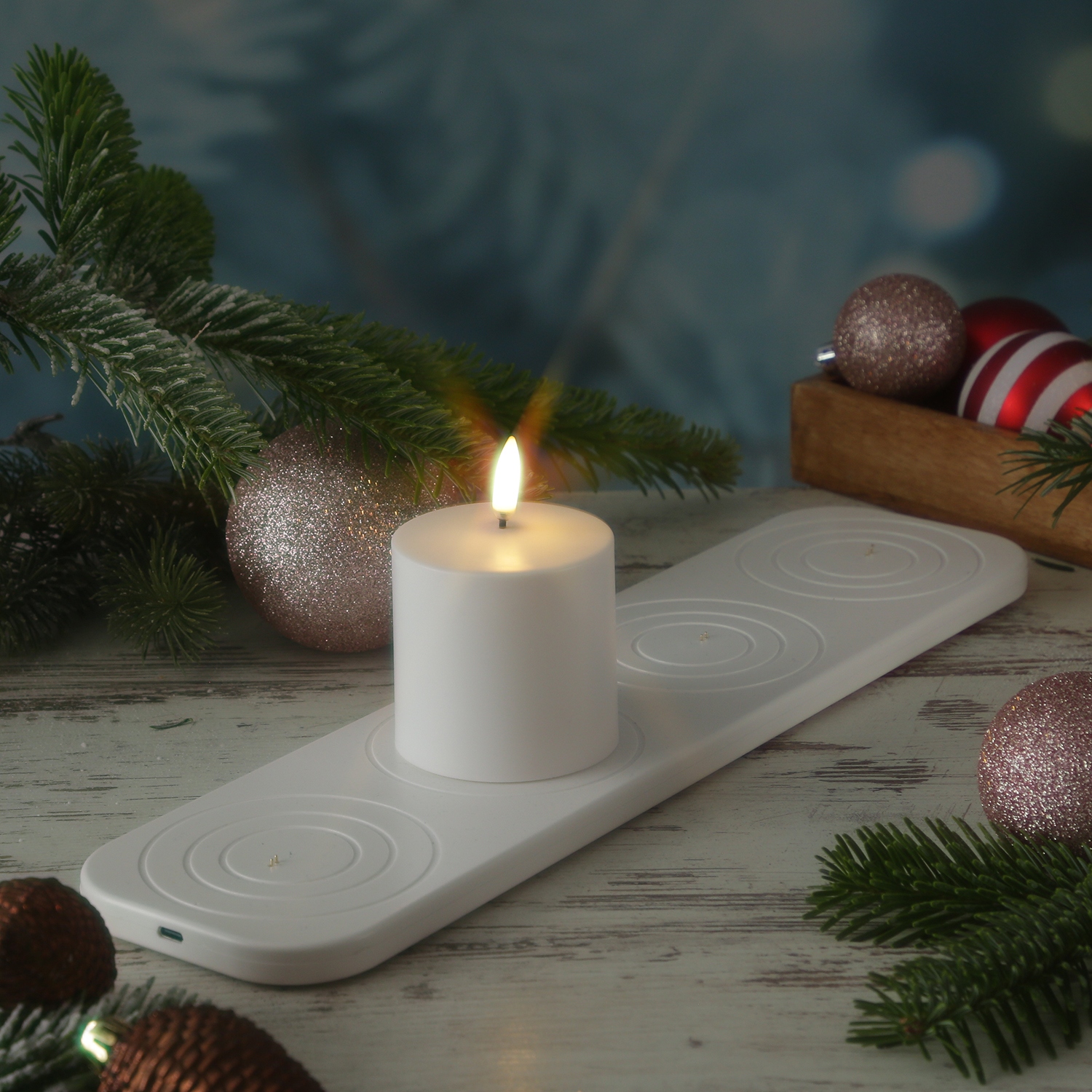 LED Kerze - wiederaufladbare LED Stumpenkerze mit Ladestation - 6,8cm x 6,8cm - Timer - Innen/Außen