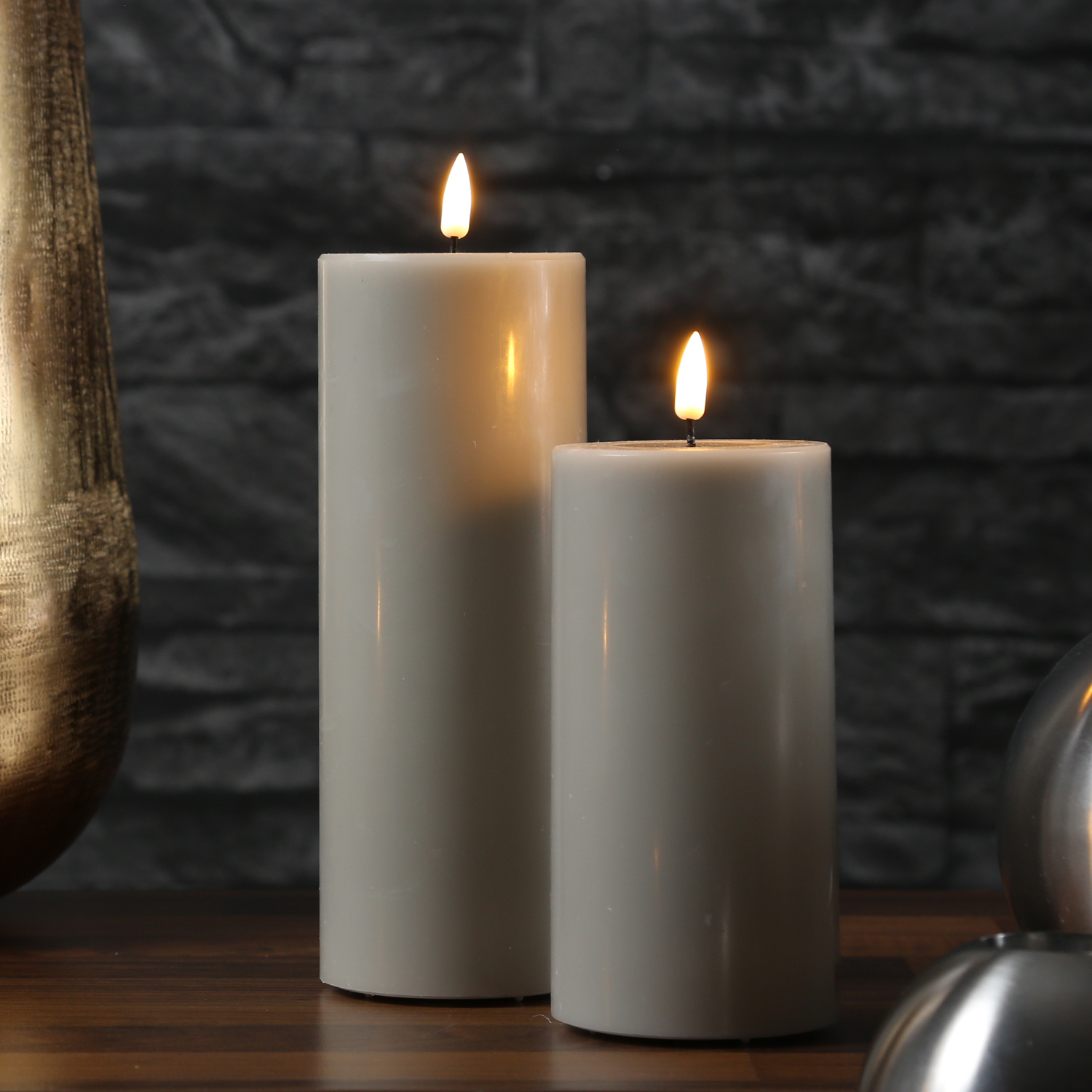 LED Stumpenkerze MIA - Echtwachs - realistische 3D Flamme - H 15cm - D 7-5cm - sand/taupe