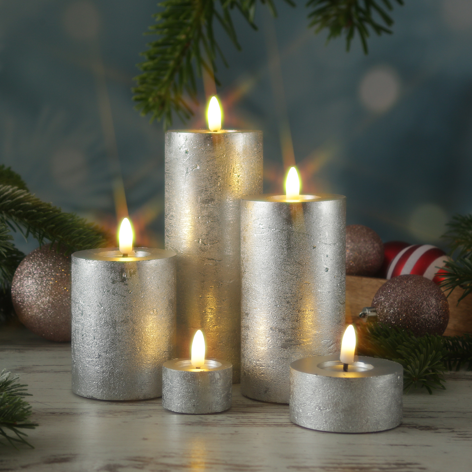 LED Kerze LINA - Rustik-Optik - Echtwachs - 3D Flamme - H: 15cm - D: 7cm - Timer - silber