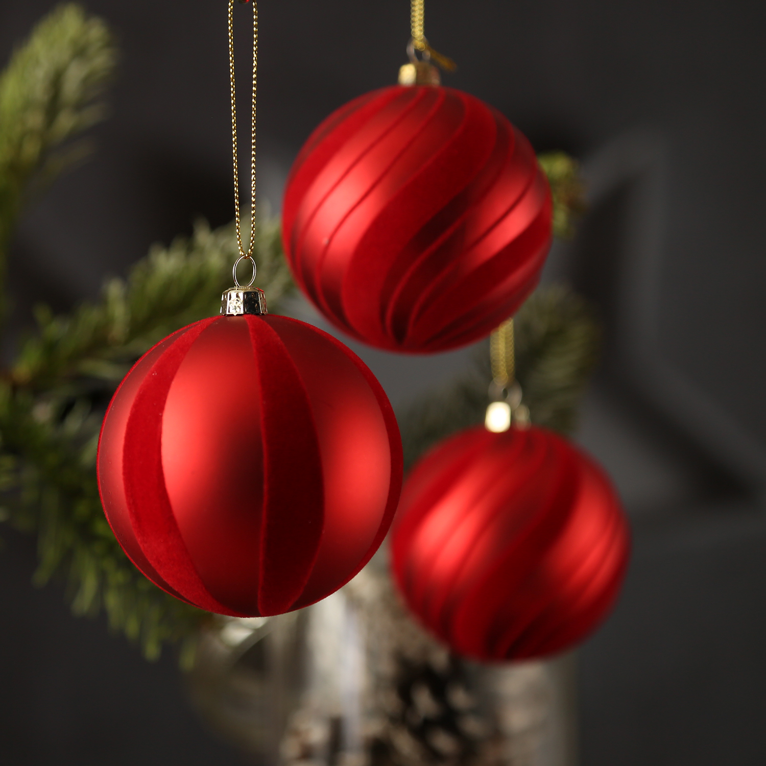 Christbaumkugeln mit Samtstreifen - Weihnachtsbaumkugeln - bruchfest - D: 8cm - rot - 12er Set