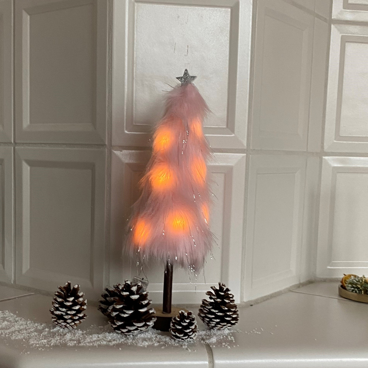 LED Dekobaum PLÜSCH - Holz - Plüschfell - warmweiße LED - Sternspitze - H: 36,5cm - Batterie - rosa